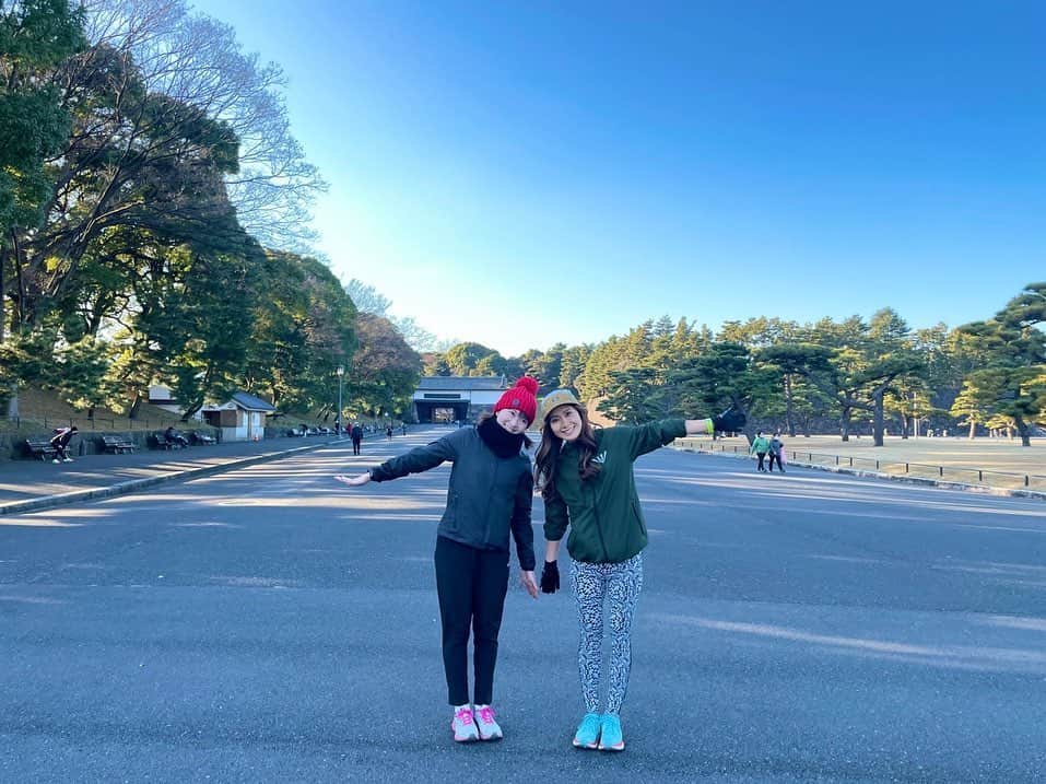 長谷川朋加のインスタグラム：「♡  ✎५⋆*{ 5時台なのに眠くない😚 } ୨୧-------------------------------- ୨୧  おはようございます☀🌈 とっても早寝をしたのでおめめぱちくり👀  今日が仕事はじめという方も多いかな😋  今週はペースメーカーをしたり MCをしたり走ったり走ったり、、、！  昨日はさやぴと短時間でぎゅっとおしゃべり♪ 優しいランナーさんが撮って下さいました💕  お休みの方もお仕事の方も 今日も楽しくハッピーに🏃‍♀️🏃‍♀️💓  ୨୧ -------------------------------- ୨୧ #やりたい事は全部やる #全力前向き前のめり #走るの大好き」