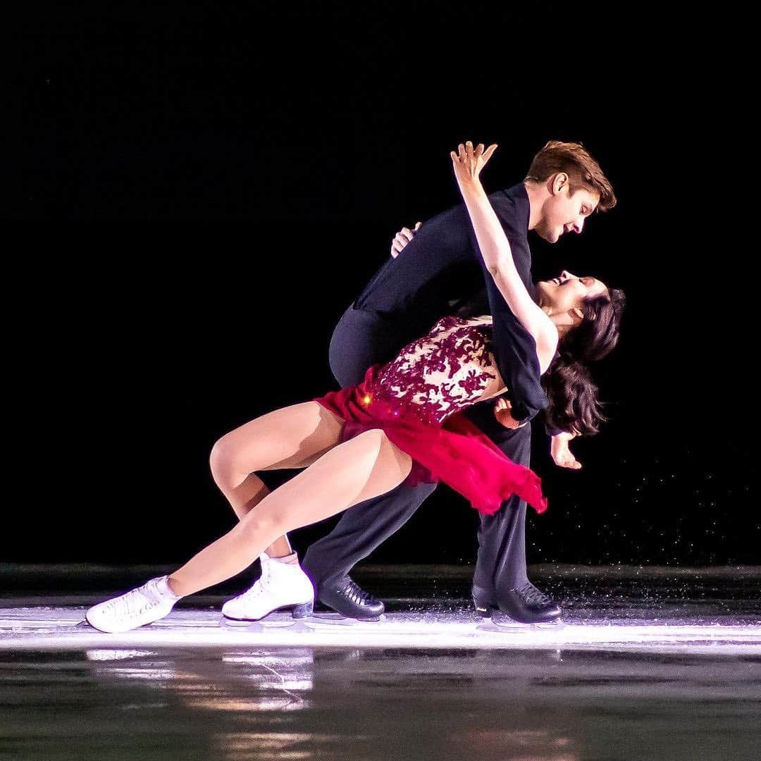 のインスタグラム：「Dipping into 2022! Hope you had a great holiday & are feeling energized for the new year & adventures that await you!! What are you most looking forward to in 2022? 😍⛸✨ ••• Thank you 7_twentynine for the photo! @starsonice #iceskating #frisco #figureskating #sportsphotography #newyear2022 #latergram #instagood #amazingawaits #winter」