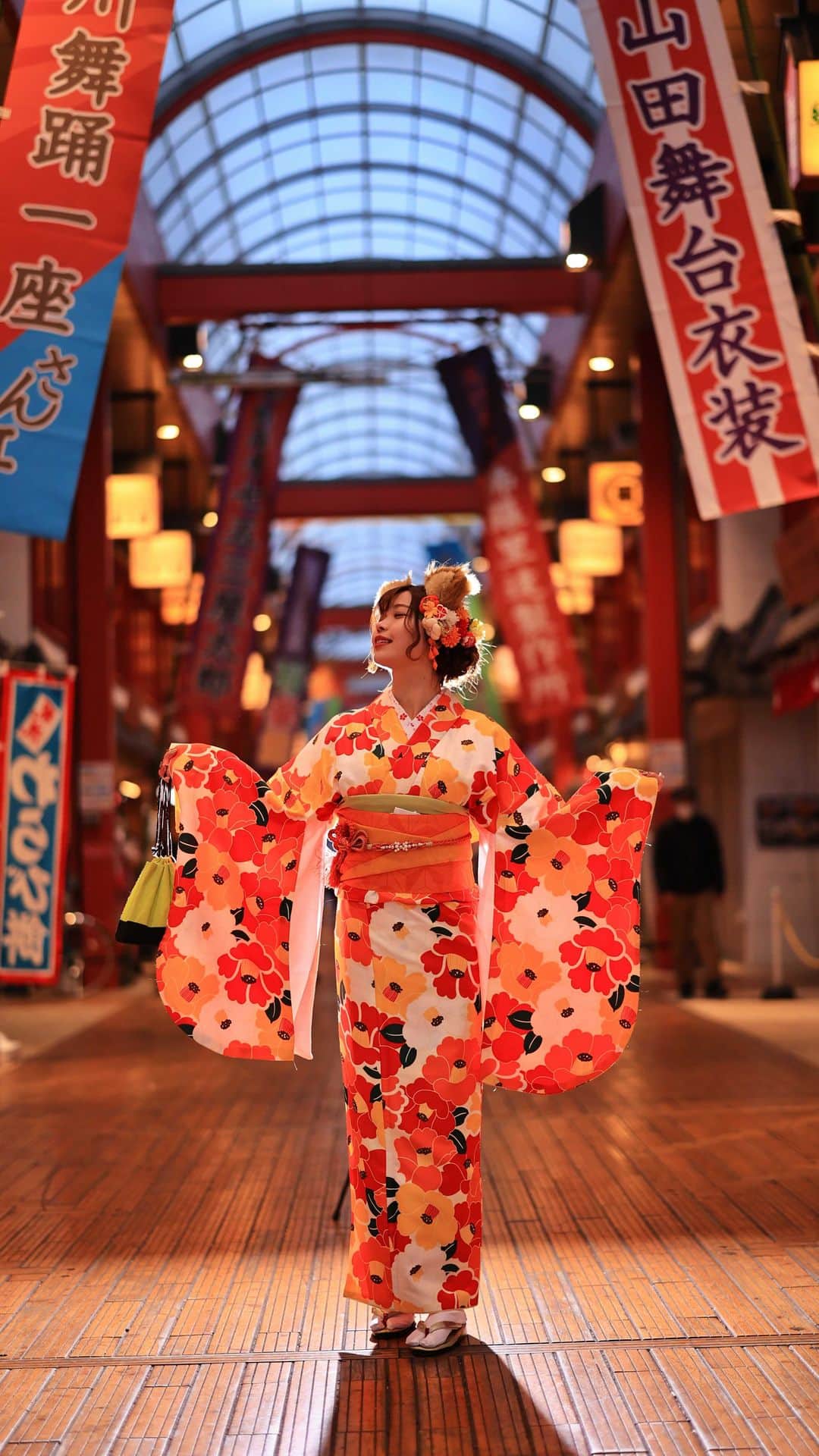 舘林佳史のインスタグラム：「浅草のどんぎつね🦊⛩  福井県にお住まいのレースクイーンモデルの七瀬ななちゃん✨ @nn.nanase   今回は浅草で着物撮影👘☺️✨  着物撮影やってみたい方は お気軽にDM下さい📸📩   誰でも物語の主人公になれるをキャッチコピーにドラマや映画の物語のワンシーンの様なDramaticStoryPhotと言う名前で活動作品作りをしています。  大好評のドラマティックフォトのご依頼はこのクオリティーで30000円〜(ほぼ諸経費)で受け賜わっています)^o^(   素敵な作品を一緒に作りたい！コラボレーションしたい 美容師・メイクアップアーティストさん ・服飾デザイナーさんクリエイターさんも随時募集中です✨  物語の主人公になってみませんか^ ^⁉︎  たった一枚の写真で人生が変わる‼️  興味がある方 ドラマティックフォト依頼 撮影依頼 お待ちしてます☺️💓  モデル宣材撮影 コンポジ Book作り プロフィール撮影 ブライダルフォト記念撮影 衣装レンタル 成人式 着物ドレスロケーションフォト スチール サロンモデル撮影 写真集等撮影のご依頼何でもお気軽にお問い合わせDM下さい✨📩   ༚┈❁┈༚༝༝༚┈❁┈༚༝༝༚┈❁┈༚༝༝༚┈❁┈ ༚༝༝༚┈❁┈  #あけましておめでとう ございます #着物撮影#浅草着物レンタル#さわだ屋 #どんぎつね#どん兵衛#浅草食べ歩き#プロモーション#写真集#浅草観光#写真集撮影#ドラマティックストーリーフォト#インスタ映え#作品作り #撮影依頼#シューティング#撮影依頼募集中 #ポートレートモデル#モデル募集#被写体#カメラマン#フォトグラファー#photographer #モデル」