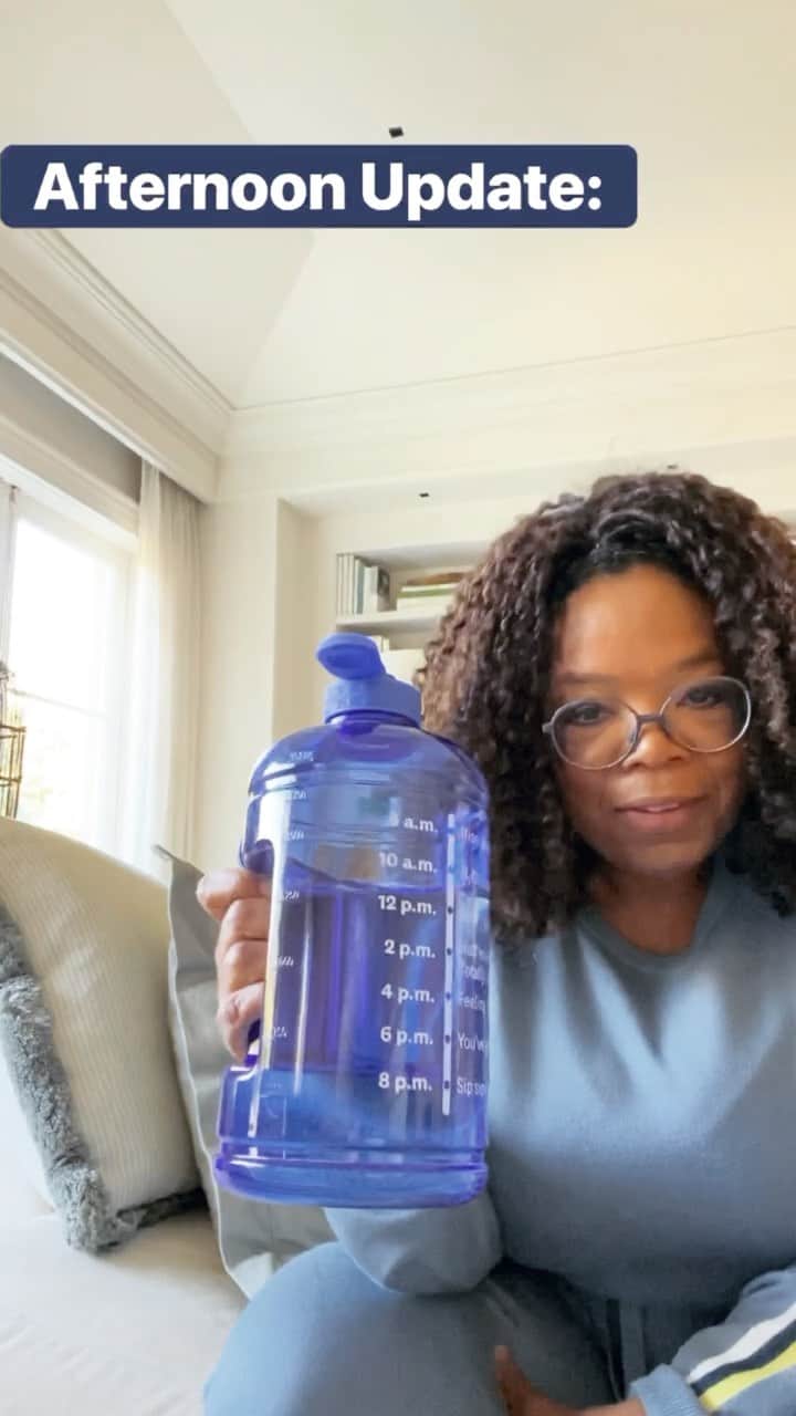 オプラ・ウィンフリーのインスタグラム：「Ready for a reset? @WW’s mantra for 2022: Live the life you love, lose the weight you want. You know I love that WW encourages healthy habits and now it’s even better! Because you can add points. Go out for a walk. Add points. Choose a healthy snack. Add points. Drink water? You guessed it, add more points! That’s why we kicked off the new year at my house with a water challenge. Some of us guzzled the water down like it was nothing, others paced themselves, and @gayleking took a little too long 🤣 But this goes to show that no two people are alike, which is why if you sign up for WW now, you’ll get a plan that’s 100% designed for you. I'm already feeling great, tracking in the WW app, and I'm getting extra steps walking back and forth from the bathroom 🤣 Visit ww.com to get your first 3 months for free! #OprahandWW」