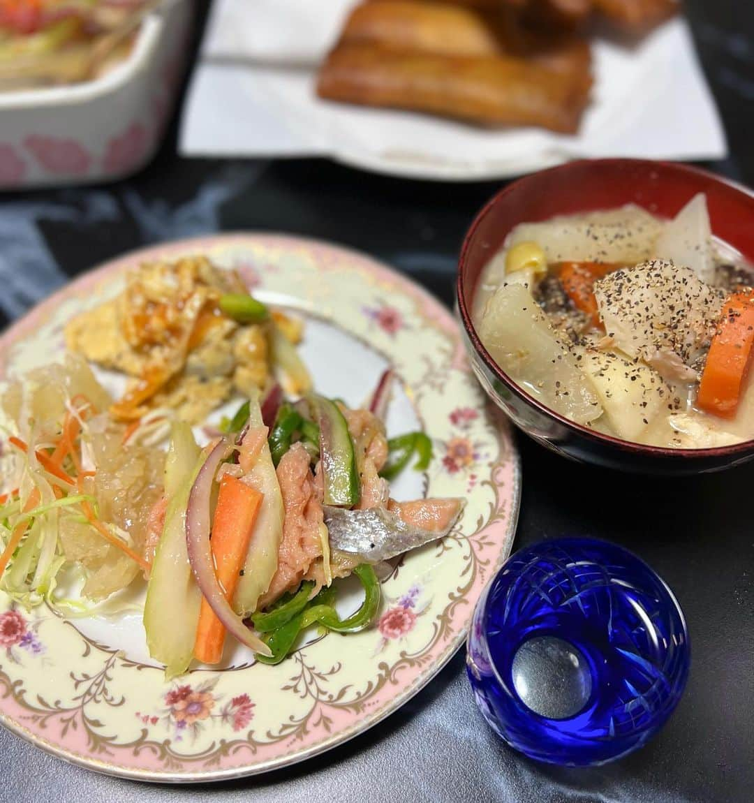 西山茉希さんのインスタグラム写真 - (西山茉希Instagram)「西山食堂本店。  #チェイサーはメガ #主からのお酌ペースが高速 #地酒祭 #郷土料理 #故郷の味  日本酒を一番共に呑む相手は 父親です。  目に映る大きな手には皺が増えた。 見るだけで安堵を与えてくれるかっちょいい漢の手。  #喜京屋デリバリーリクエスト #母の塩鮭料理 #〆のウインナー #TKGを添えて  喜京屋のクラゲ、最強説。 仲間に食べさせ隊。  二日酔いの覚悟を決めてでも、 一晩に入魂するべき相手がここにいる。  #西山家 #両親と乾杯 #呑みニュケーション #我々流家族」1月4日 9時33分 - maki.nshiyama50