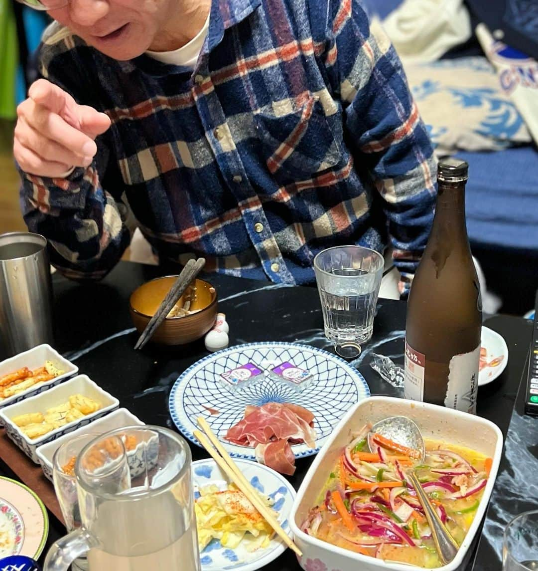 西山茉希さんのインスタグラム写真 - (西山茉希Instagram)「西山食堂本店。  #チェイサーはメガ #主からのお酌ペースが高速 #地酒祭 #郷土料理 #故郷の味  日本酒を一番共に呑む相手は 父親です。  目に映る大きな手には皺が増えた。 見るだけで安堵を与えてくれるかっちょいい漢の手。  #喜京屋デリバリーリクエスト #母の塩鮭料理 #〆のウインナー #TKGを添えて  喜京屋のクラゲ、最強説。 仲間に食べさせ隊。  二日酔いの覚悟を決めてでも、 一晩に入魂するべき相手がここにいる。  #西山家 #両親と乾杯 #呑みニュケーション #我々流家族」1月4日 9時33分 - maki.nshiyama50