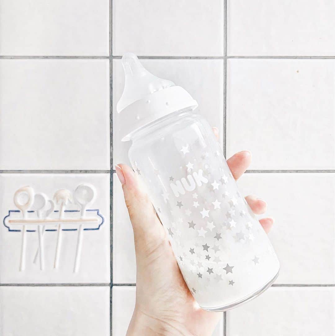淡輪優希のインスタグラム：「#ベビーグッズ ってどうしてこんな可愛いんだろうね…👶🍼🤍  産まれてから一度も3時間以上まとまって寝られていませんが、家族みんなに助けられてなんとか生きてます。笑  改めて世の中のママ達すごいなー。(もちろんパパ達も！)みなさまお疲れ様です🙇‍♀️🤱  寝不足でもなんでも食べたいくらい可愛い。。全身から漂うミルクの香りがたまらんです。🕊  #新生児 #新生児グッズ #女の子ママ #nuk #哺乳瓶 #新生児育児 #新生児ママ #ベビー用品」