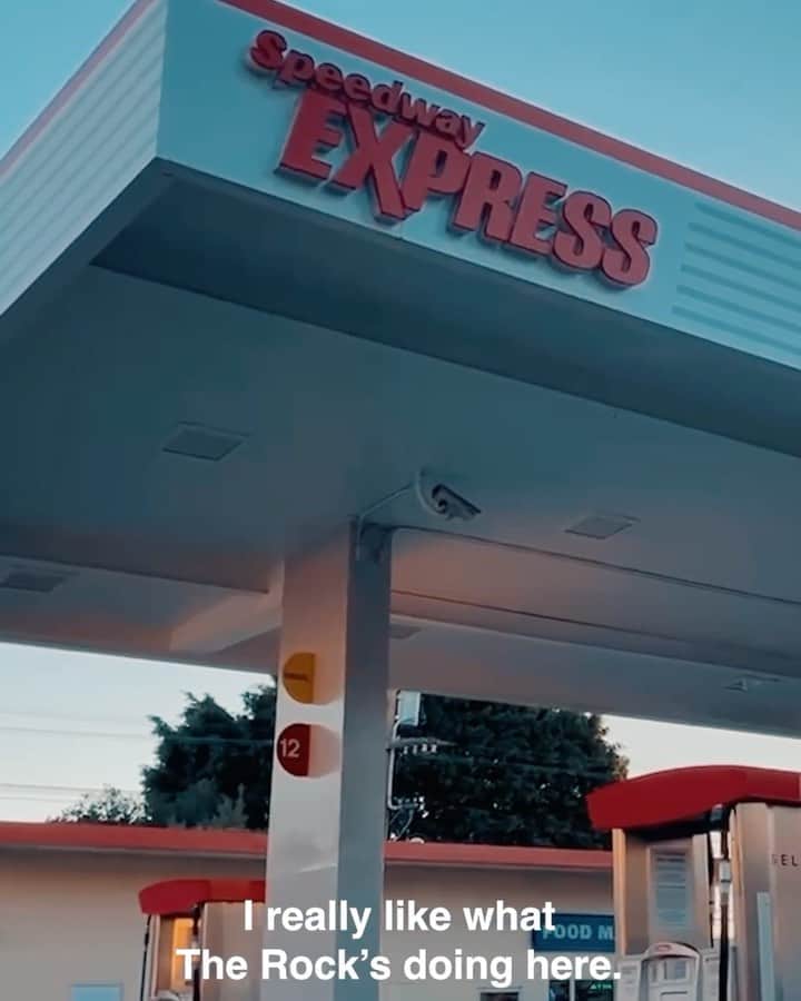 ドウェイン・ジョンソンのインスタグラム：「This is BIG & OFFICIAL.  2022 is THE YEAR OF @zoaenergy💥  ZOA ENERGY is now available at @speedwaystores ACROSS OUR COUNTRY ⛽️🇺🇸🚗🛻🚚   THANK YOU to our great SPEEDWAY & @7eleven PARTNERS for aligning our brands with the goal to always serve our customers with quality and awesomeness.   ZOA is the #1 FASTEST GROWING ENERGY DRINK IN THE MARKET!   No jitters.  No crash.  Just healthy, positive results.   Sip your ZO, now LFG!!! 💨💥  #zoaenergydrinks💥 #speedwaystores⛽️🛻 #acrossamerica 🇺🇸」