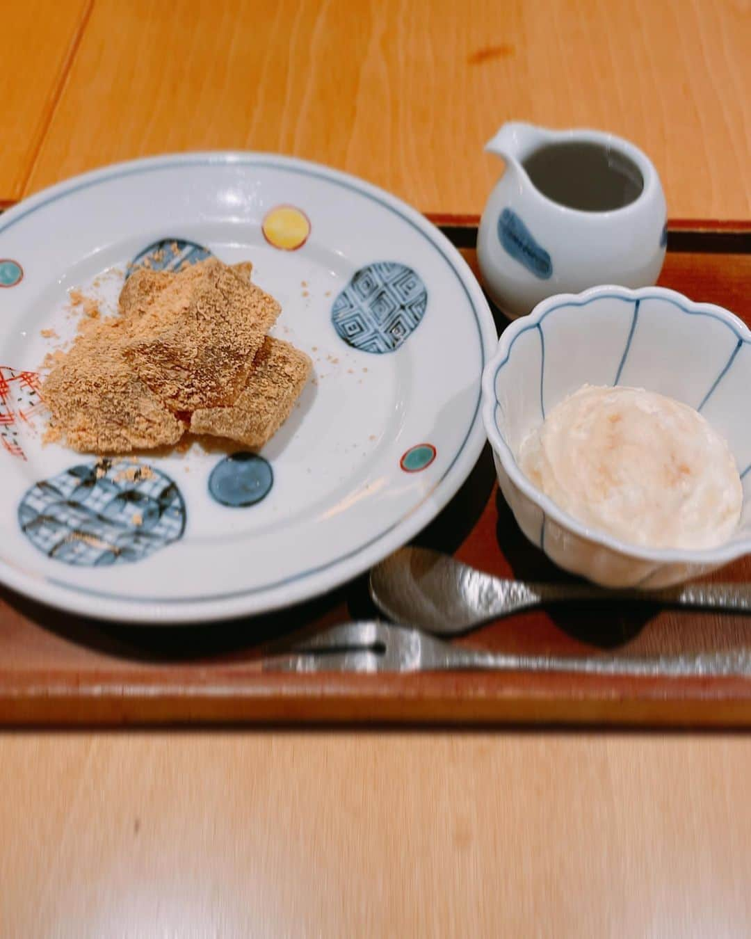 葉月里緒奈さんのインスタグラム写真 - (葉月里緒奈Instagram)「やっと美味しいものにありつけた(笑)。 #コレド室町 #京料理#おばんざい炙り焼き酒菜な #香り岩塩鶏の唐揚げ #骨付きイベリコ豚の炙り焼きバルサミコ醤油#生湯葉のお刺身#蛸と茄子の有馬煮 #お出汁トマト#〆鯖の黒胡麻七味がけ #エイヒレの炙り#わらび餅と塩キャラメルアイス #生ビール#からの白ワイン#脱おひとりさま#rionahazuki」1月4日 10時53分 - riona_hazuki