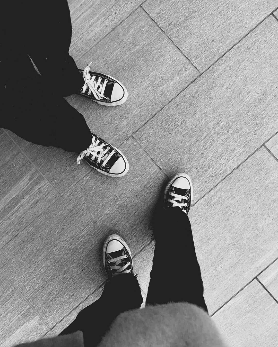 のインスタグラム：「・ ⁡ 玄関先で ⁡ 👦🏻かぶせてこんでよー！ 👩🏻ママの方が先に愛用しとるんだけどー！ 👦🏻たしかに…笑 ⁡ こんな会話をしながら一緒にconverseを履いて お出掛けできて母幸せです♡ ⁡ ⁡ #親子 #converse ⁡ ⁡ ⁡」