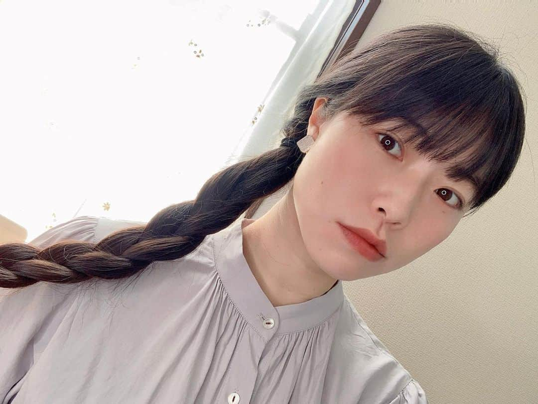 小田飛鳥さんのインスタグラム写真 - (小田飛鳥Instagram)「まずはファンデーションを塗らなくなり、次にマスカラを付けなくなり、次にアイラインを引かなくなり、とうとう下地まで塗らなくなりました。 その代わり眉を描く様になりましたチークは少し濃くなりました 日焼け対策でUVパウダー付けてます #メイク苦手女子 #一進一退」1月4日 11時37分 - asuka_oda_0320