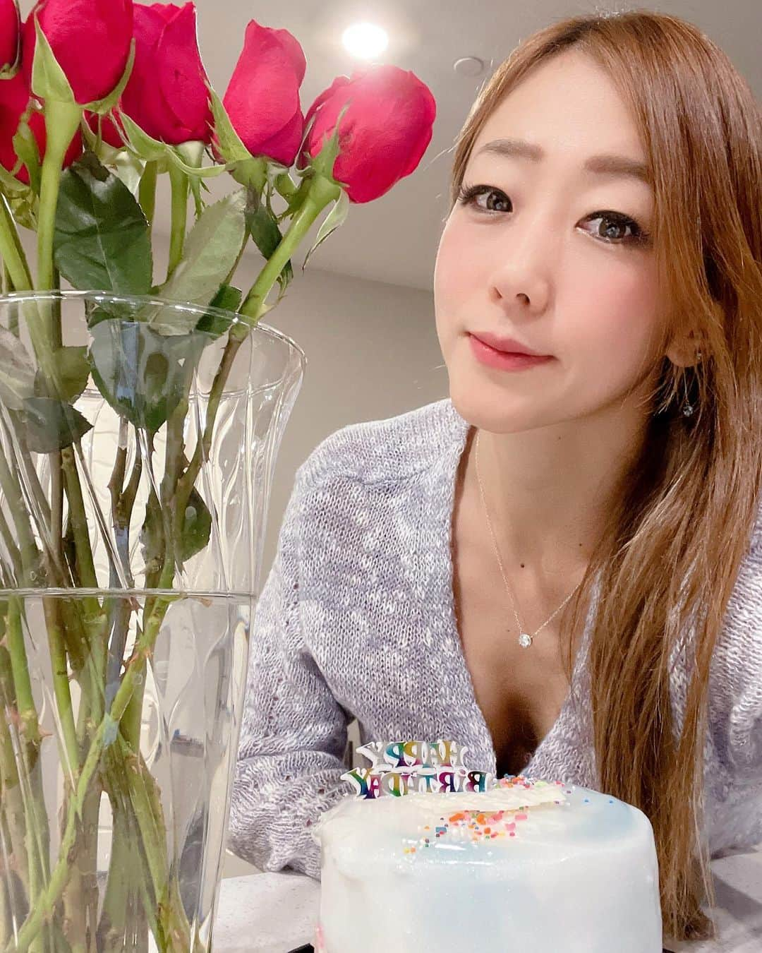 村主章枝さんのインスタグラム写真 - (村主章枝Instagram)「Happy New Year🍾🎊 Sorry for the late update. Thank you so much for the lots of BD messages❣️ I am thankful for my friends and fans support me all the time. You are my treasures. I spent very calm, peaceful days on my BD and New year. To clear my brain and set goal for 2022. How was your New Year holidays?  明けましておめでとうございます🍾🎊 更新が遅れて、ごめんなさい。 BDメッセージをたくさんありがとうございました❣️今でも応援してくれる友達やファンにとても感謝しています。 あなたは、私の宝物です。 私は、誕生日と新年に穏やかに、ゆっくりした日を過ごしました。頭の中を整理し、2022年の目標をクリアするため… 皆さんの年末年始はいかがでしたか？  #happynewyear」1月4日 11時48分 - fumie.suguri