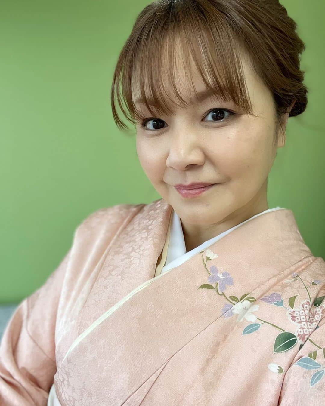 中澤裕子のインスタグラム：「・・  ２０２２年仕事始め  今日はお着物を着せていただきました。 何年振りに着たかな。 気持ちも背筋もピンっとなります。  今年は チャレンジや、冒険や、 怖かわらず前に進んでいきたい。  #ももち浜ストア #火曜日 #生放送」