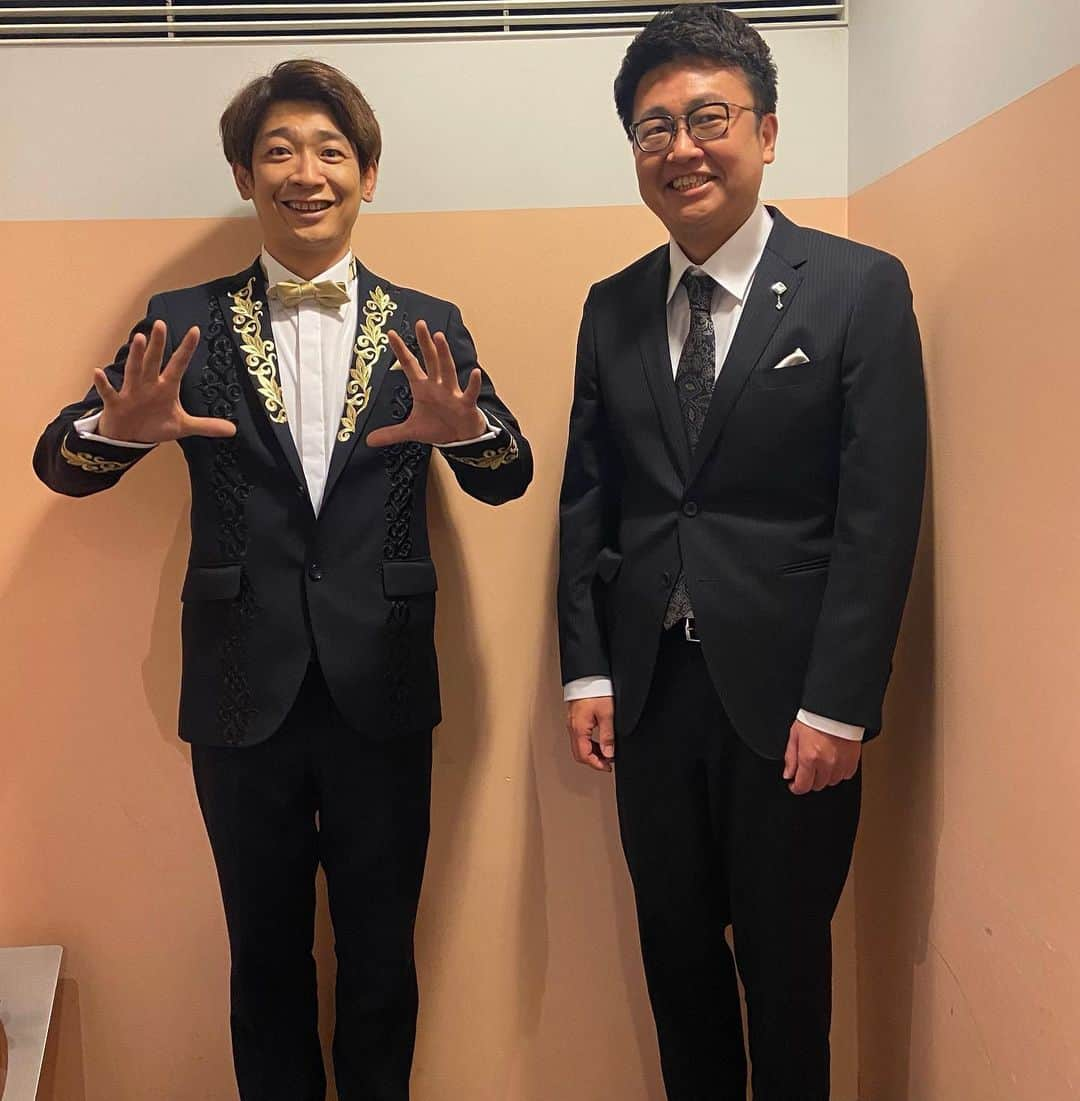 銀シャリのインスタグラム：「NHK「前代未聞!生でムチャぶり マジックバトル新春LIVE」 出演させていただきました！  今回もマジシャンへ様々なムチャぶりをしています！  写真は、ハンドパワーを送る鰻と橋本です🎩  NHKプラスにて見逃し配信があるので是非ご覧ください👀  #銀シャリ #マジックバトル」