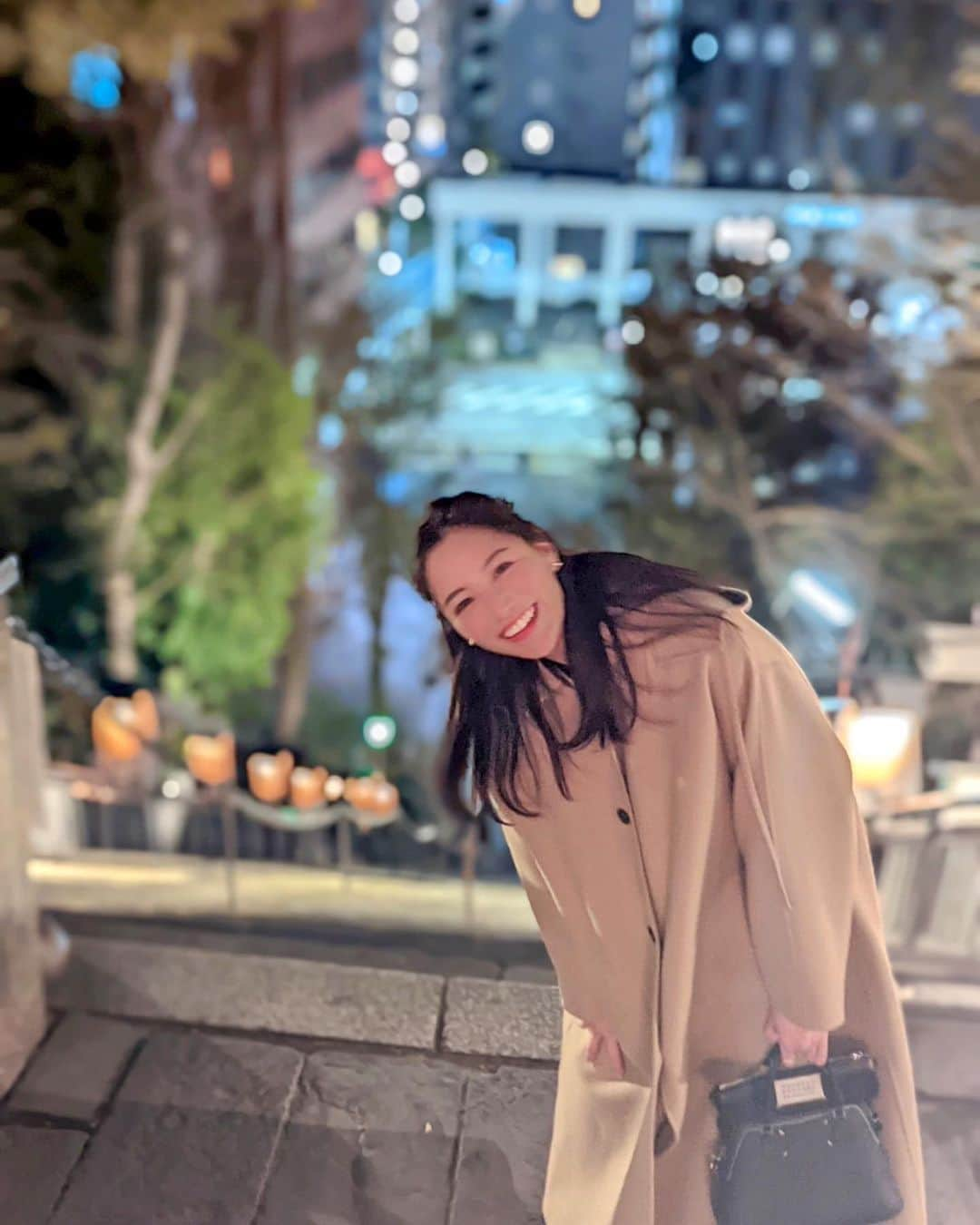 石井里奈さんのインスタグラム写真 - (石井里奈Instagram)「こんにちは🧡 今年も愛宕神社へ初詣⛩✨ 仕事運のパワースポットの神社で毎年必ず訪れてるの✨ . 出世の石段を休まず登って運気アップ🔥本当スクワット何回したのかな？くらい疲れて息切れがしますが、達成感がまた気持ちよくて今年も頑張れそうな予感🙆‍♀️💕 . 夜はライトアップされてて綺麗ですがお昼もとっても綺麗💕また近いうちに再訪したいな〜✨ . 年末にお友達を呼んだ時にワイングラスがおしゃれなのがなくて困っていて探していたんだけど新年、 @castony_tokyo のチェコプラハ直送のハンドカットクリスタルグラスが届きました🍷🥺✨ . チェコプラハは卒業旅行でいった大好きな場所だったのでそれもまた嬉しい💕🇨🇿 . 写真で見るより実物が素敵でうっとり💕本当に綺麗で飾っておくだけでもいいかも🙆‍♀️ ワインが家に無かったのでとりあえず大好きなビールを入れて、もんじゃと共に(笑) 今度ワイン飲む時またオシャレに撮って載せますね♥️これはギフトでも喜ばれこと間違いなしなので是非チェックしてみてくださいね💕 . 今日から仕事始め！愛宕神社のご利益ありますように💕 頑張っていきましょう♥️ . #愛宕神社 #愛宕 #出世の石段 #初詣 #おみくじ #神社 #仕事運 #パワースポット #出世 #もんじゃ #チェコ #プラハ #ワイングラス #グラス #食器 #shrine #御朱印 #japaneseculture #japanesegirl #japanese #visitjapan #虎ノ門ヒルズ #虎ノ門 #仕事運アップ #お正月 #神社巡り #japantravel #japantrip #ビール #beer」1月4日 12時23分 - ri7tin1025