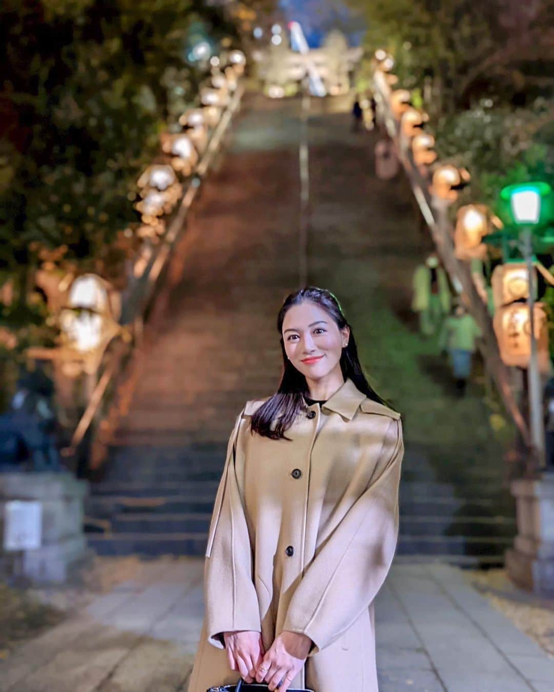 石井里奈さんのインスタグラム写真 - (石井里奈Instagram)「こんにちは🧡 今年も愛宕神社へ初詣⛩✨ 仕事運のパワースポットの神社で毎年必ず訪れてるの✨ . 出世の石段を休まず登って運気アップ🔥本当スクワット何回したのかな？くらい疲れて息切れがしますが、達成感がまた気持ちよくて今年も頑張れそうな予感🙆‍♀️💕 . 夜はライトアップされてて綺麗ですがお昼もとっても綺麗💕また近いうちに再訪したいな〜✨ . 年末にお友達を呼んだ時にワイングラスがおしゃれなのがなくて困っていて探していたんだけど新年、 @castony_tokyo のチェコプラハ直送のハンドカットクリスタルグラスが届きました🍷🥺✨ . チェコプラハは卒業旅行でいった大好きな場所だったのでそれもまた嬉しい💕🇨🇿 . 写真で見るより実物が素敵でうっとり💕本当に綺麗で飾っておくだけでもいいかも🙆‍♀️ ワインが家に無かったのでとりあえず大好きなビールを入れて、もんじゃと共に(笑) 今度ワイン飲む時またオシャレに撮って載せますね♥️これはギフトでも喜ばれこと間違いなしなので是非チェックしてみてくださいね💕 . 今日から仕事始め！愛宕神社のご利益ありますように💕 頑張っていきましょう♥️ . #愛宕神社 #愛宕 #出世の石段 #初詣 #おみくじ #神社 #仕事運 #パワースポット #出世 #もんじゃ #チェコ #プラハ #ワイングラス #グラス #食器 #shrine #御朱印 #japaneseculture #japanesegirl #japanese #visitjapan #虎ノ門ヒルズ #虎ノ門 #仕事運アップ #お正月 #神社巡り #japantravel #japantrip #ビール #beer」1月4日 12時23分 - ri7tin1025