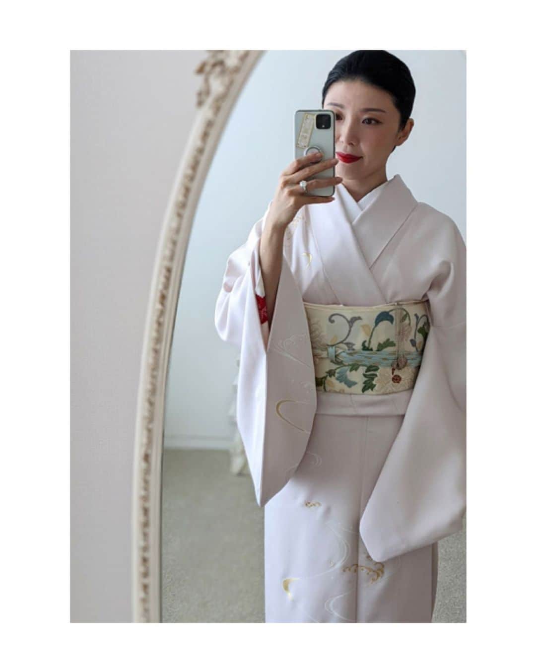 川村亜紀さんのインスタグラム写真 - (川村亜紀Instagram)「お着物はじめ👘 柔らかいお色の付下げに柔らかいお色の袋帯。 ＊鏡に向かい撮影しておりますゆえ、反転して写っております。 #歌舞伎 をはじめ #お着物 や #日本の伝統 が長く守られ受け継がれますように。 #kimono #kimonocordinate #japanesekimono #japanesetradition #beautifultradition #lovekimono  #instakimono #기모노  #お着物 #日本の伝統 #お着物コーディネート #着物コーディネート  #お着物と帯 #お着物の魅力  #袷 #袷の季節 #付下げコーディネート #呉服に志田 さん #袋帯 #長吉呉服店 さん #亜紀の和装記録」1月4日 12時22分 - _aki1015_