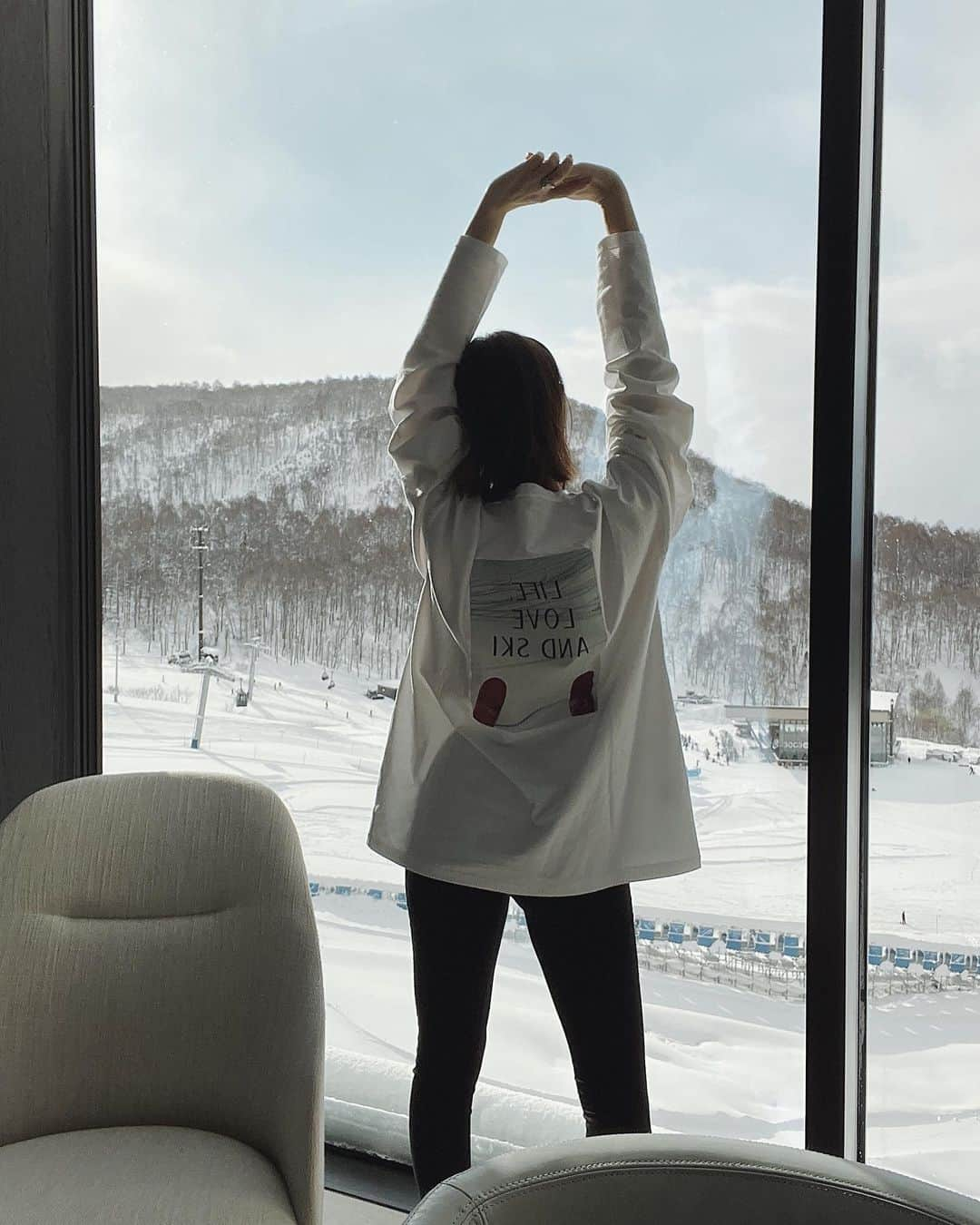 翁安芸さんのインスタグラム写真 - (翁安芸Instagram)「今日も気持ちのいい朝。  朝ごはんをもりもり食べて、パパと子どもたちはすぐスキーへ🐰❄️ 私はお昼までゆっくり過ごそう。  Top #sea Leggings #bordersatbalcony  HeadAcce #ludlow   #niseko #snowsnowsnow #akiweng」1月4日 12時23分 - akinyc