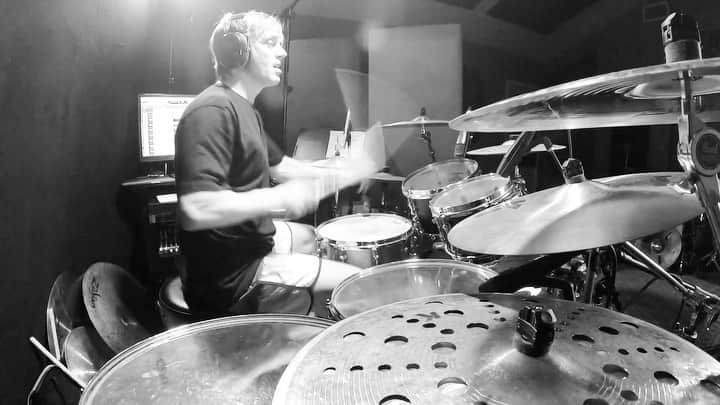 のインスタグラム：「Another throwback   vf15 #vicfirth #vicfirthsticks #zildjian #zildjiancymbals #zildjianfamily #teamremo #remodrumheads #remo #bigfatsnaredrum #drumming #drummer #drums #groove #chops #pearldrums #crumbweststudios」
