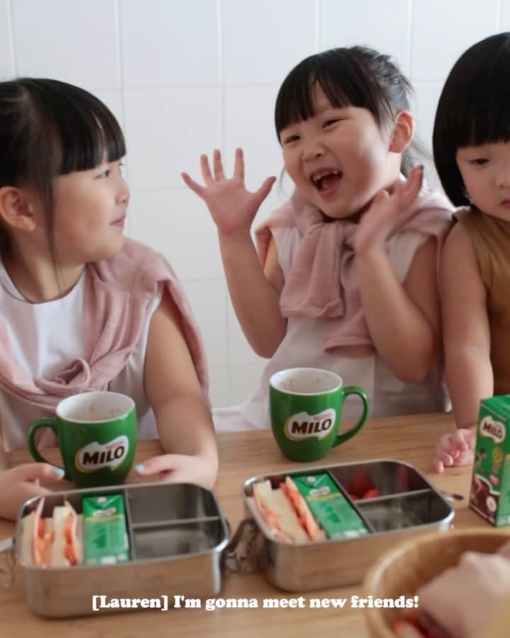 MOMOツインズのインスタグラム：「A blink and it's Primary school 😭  Leia and Lauren were so excited to meet new friends! A well-balanced lunch box is important so I packed in some sandwiches, fruits and MILO®️ ready-to-drink packs to give them an energy boost with the nourishing goodness of malted barley, milk, cocoa, vitamins and minerals. Having their familiar comfort drink must have brought smiles to their faces!  [GIVEAWAY] We have 3 MILO hampers worth over $50 each to be given out. Simply like and share this post in your stories (tag @milosingapore) and comment below why you love MILO®️! Giveaway ends 7 Jan 2022.  Winners will be announced in our stories. All the best! #sp」