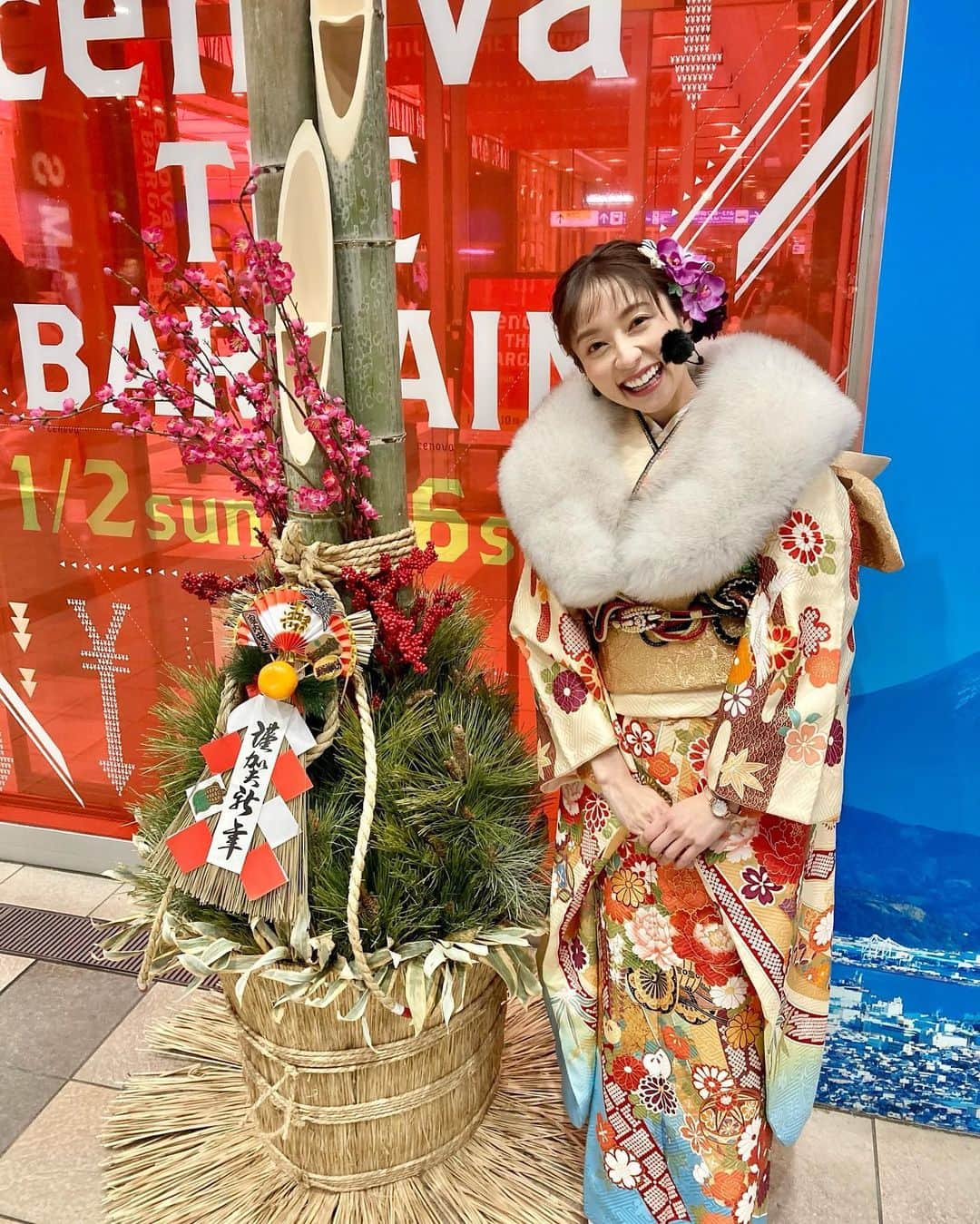 鳥越佳那のインスタグラム：「遅ればせながら あけましておめでとうございます🎍✨  今年最初の セノバ前・お天気中継☀️  素敵な振袖を 着させていただきました👘✨  3時間外にいるのは寒いでしょ〜と 待ち時間にふわふわショールまで貸してくださり 心はポッカポカ☀️ 穏やかなスタートとなりました☺️  去年の後半から インスタを更新しておりませんでした。。 今年はぼちぼちアップしていこうと思います😅 2022年もよろしくお願いいたします🙇‍♀️  #まるごと #everyしずおか #セノバ中継 #daiichitv  #振袖 #写楽館」