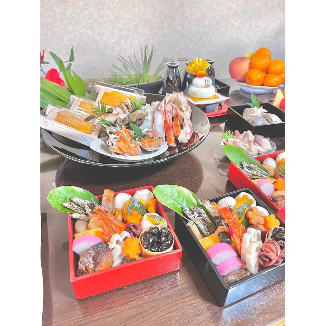 筑間はこべのインスタグラム：「新年おめでとうございます⛩✨ 今年もよろしくおねがいします🐯  今年は三が日を実家で過ごしました。おせち料理もごはんも一切手伝うことなく母に任せきりの3日間でした！誰か作ってくれるってありがたい🥺✨ 貝が好きなので、元旦は貝づくしです。あわび、トコブシ、うに、はまぐり、赤貝、北寄貝とか。やっぱり貝はおいしいな👱🏻‍♀️♥️ うには貝じゃなかったか」