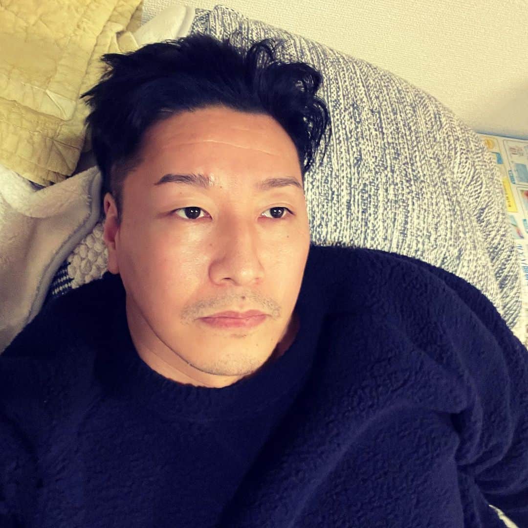 長田庄平のインスタグラム：「もうめちゃくちゃ休んでる。  芸人になってから初めてこんなに長いお正月休み。  家でぼーっとテレビ観ながらぼーっとしてる。  至高。  #お正月 #休み #ダラダラ #何もしない #贅沢 #無 #夢」
