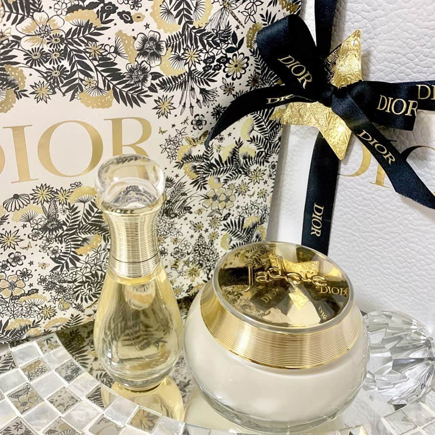吉川ちえさんのインスタグラム写真 - (吉川ちえInstagram)「【⭐️Dior⭐️】 . 誕生日プレゼントで頂いた Diorのボディクリームと香水🥺❤️ めっちゃ良い香り💘 良い女の匂いがします😎笑 . Diorのジャドールの香りが 似合うような良い女になりたいです✌️💋 . #Dior #diormakeup  #diorparfums  #ジャドール #ジャドールオードゥパルファン」1月4日 23時41分 - yoshikawachie_16