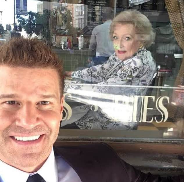 デヴィッド・ボレアナズさんのインスタグラム写真 - (デヴィッド・ボレアナズInstagram)「RIP Betty White 🧡 We were so lucky to have her guest star on Bones.」1月4日 23時43分 - davidboreanaz