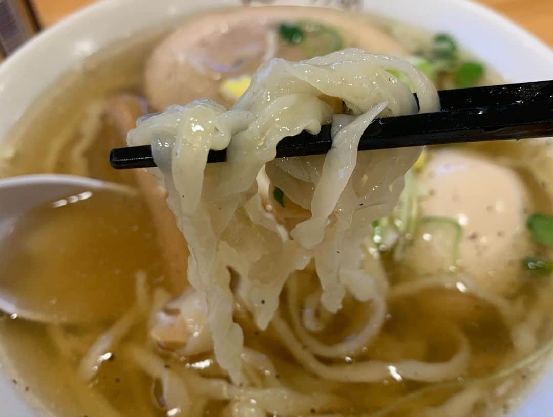 田中悦子さんのインスタグラム写真 - (田中悦子Instagram)「昨日のゴルフ帰りに 佐野ラーメン食べてきた。  有名店らしく 長蛇の列でした😅  まぁ、美味しいですよ。 スープが澄んでて 麺は縮れ。 シンプルで飽きない味。 味玉は追加トッピン✊  私はこういうラーメンが好き。  脂まみれのラーメンはおばさんだから無理笑  #佐野ラーメン #いちのえびす #シンプル #ラーメン #麺スタグラム  #栃木県 #混みすぎw」1月4日 15時04分 - etsuko.reborn25