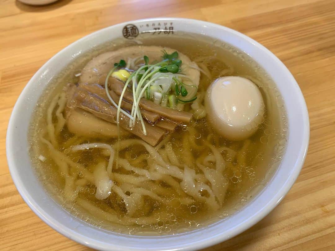 田中悦子さんのインスタグラム写真 - (田中悦子Instagram)「昨日のゴルフ帰りに 佐野ラーメン食べてきた。  有名店らしく 長蛇の列でした😅  まぁ、美味しいですよ。 スープが澄んでて 麺は縮れ。 シンプルで飽きない味。 味玉は追加トッピン✊  私はこういうラーメンが好き。  脂まみれのラーメンはおばさんだから無理笑  #佐野ラーメン #いちのえびす #シンプル #ラーメン #麺スタグラム  #栃木県 #混みすぎw」1月4日 15時04分 - etsuko.reborn25