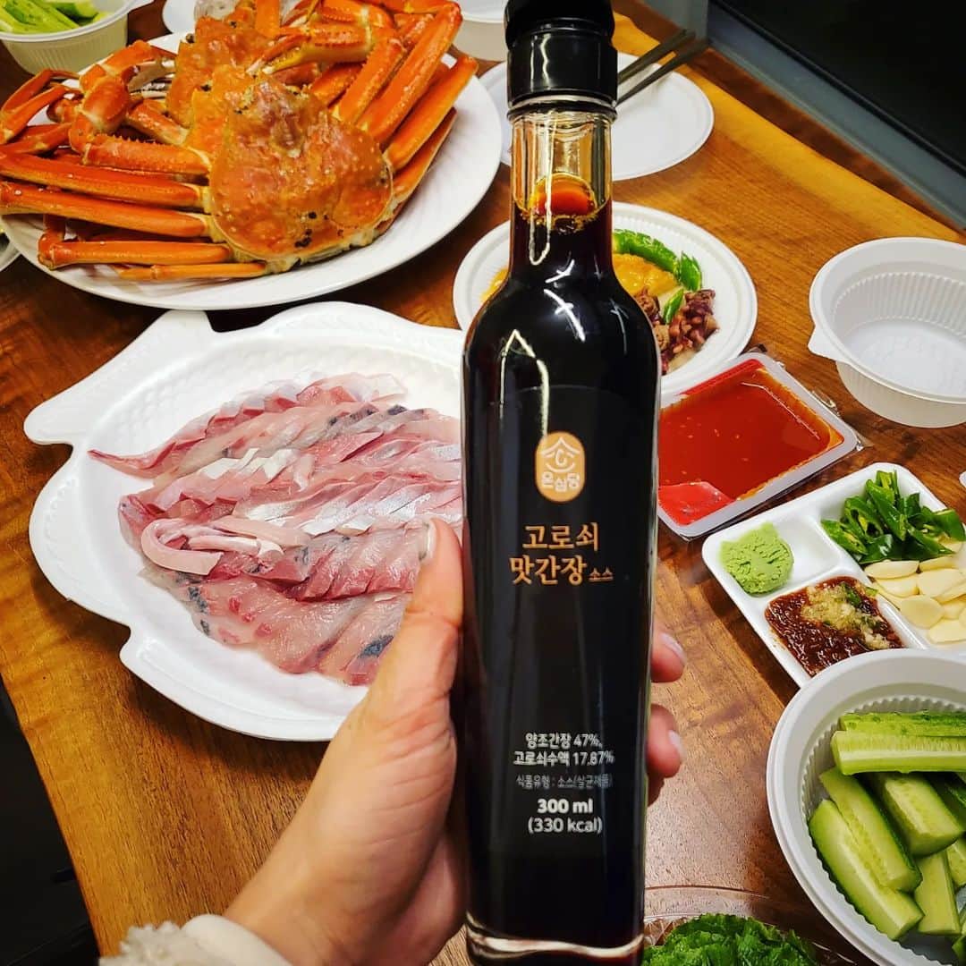 のインスタグラム：「뭘찍어 먹어도 다 맛있는  요물 간장인데 진짜 회한번 찍어먹으면  입안에서 난리난다  #온심당간장 #고로쇠간장 #몇년간직접간장만들어먹는  #친한언니가#자기만먹길래 #제발제품만들라고#100번말했더니 #이제야만들었어요#육류간장도있음  Ps.자연산멍게해체쇼」