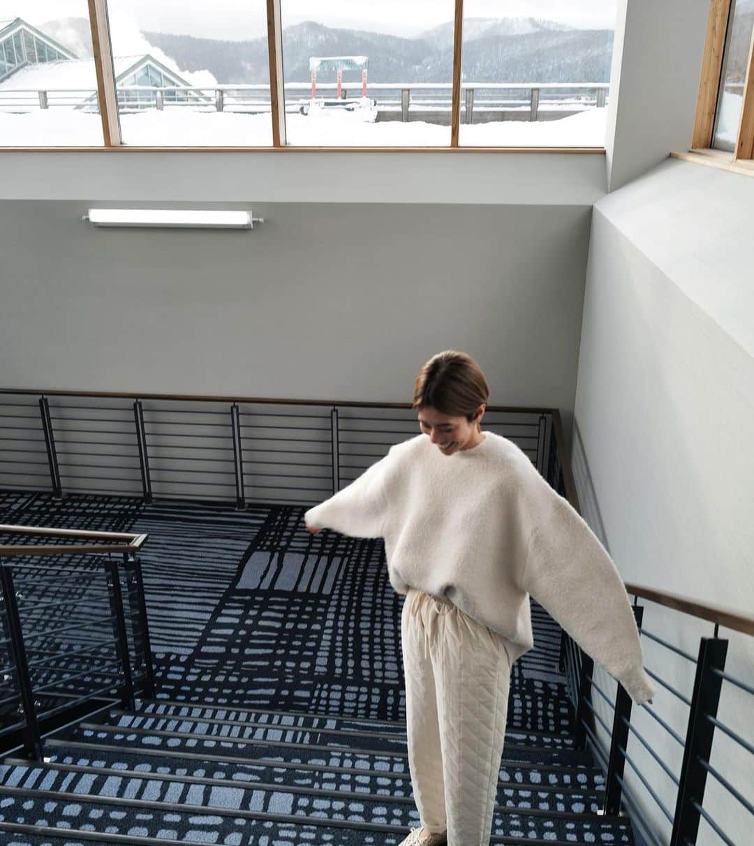 正中雅子のインスタグラム：「winter white❄️🤍  雪国で着たくて年末にようやくgetしたブークレニット🧶 この袖のフォルムと首の詰まり具合が最高に可愛いやつ♡ モコモコした風合いもよくて長くずっと着たいニット☺︎  パンツもキルティングPTを合わせて雪国らしくモコモコ⛄️  1/6 17:00から、たーくさん人気アイテムが入荷します！  @machatt_ HPのcoming soonページにUPされているのでチェックしてね♡  #MACHATT #masaco服」
