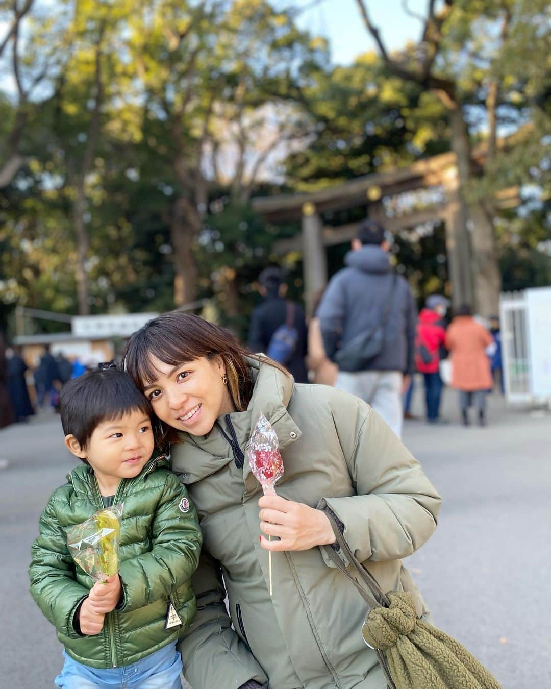 鈴木サチのインスタグラム：「. 年明けに明治神宮に行ったんですが、、、かなり並んでいて、お腹も張り始めちゃったから、途中で断念して、次の日にまた行ってきました😊💦💦 . . その度に出店でいろいろ食べて😂ホントの目的はそっちみたいになってたわっwww . . 今日から仕事始めの方も多いのでは？！ . 私は年末年始から休まず緩やかに仕事をしていて、結局今もゆるやかに休んだり働いたりしてます😂 . でも今日はすごく眠いから寝ます🥱💤笑笑 . . . お仕事始まったみなさんも体調崩さないように✨😊👍 . #ママ #ママモデル #モデル #3児ママ #明治神宮」