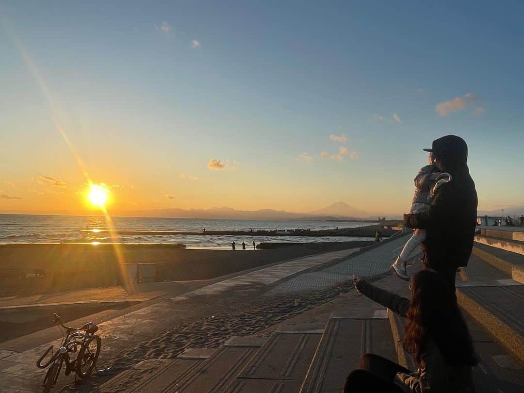 はねゆりのインスタグラム：「兄Familyと初富士サンセット🌇湘南は癒しとパワーに溢れている」