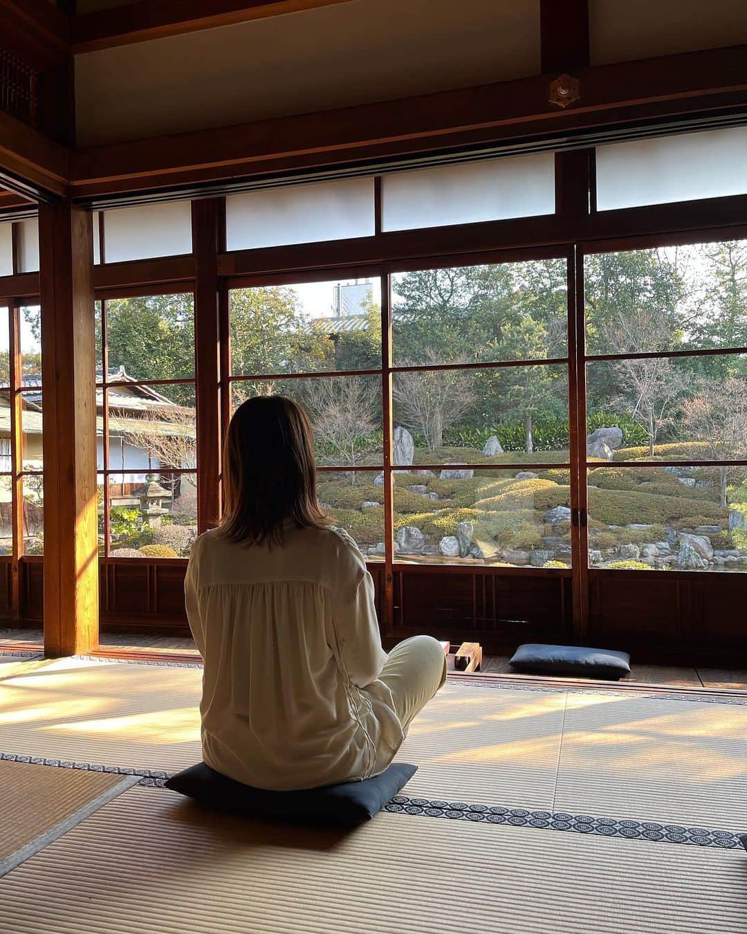 三原勇希さんのインスタグラム写真 - (三原勇希Instagram)「「坐禅」とは、自分自身と向き合う修行。新年の初めに京都で体験🍃  まず、坐り方が難しい。 正しい坐り方ができれば、身体が安定し、頭は背骨に乗り、余計な力が抜けるそうですが、お坊さんも自然に坐禅を組めるまでに一年半かかったと、、、  「無になる」ことが重要なのかと思いきや、まわりの音とか自分の身体とか、集中できない自分とか、とにかく「観察する」時間なのだと！  私の田舎は京都なんですが、いまが一番京都を魅力的に感じる✨✨✨ 建仁寺に龍安寺と禅の庭も訪れ、サウナと有馬温泉でととのい、新年良い感じで始まった！2022年、自己と向き合うことから逃げずに頑張ります✊❤️‍🔥」1月4日 16時29分 - yuukimeehaa