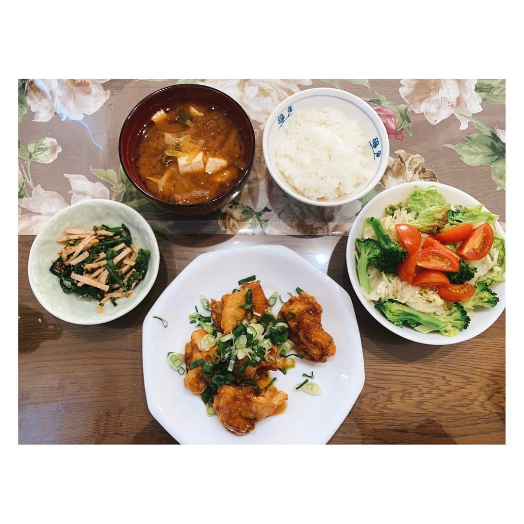 瑞羽奏都（水谷美月）のインスタグラム：「正月ラストの晩餐。  親戚の叔父さんが毎年美味しい鶏肉を送ってくれるんですけど、それを使った母お手製の油淋鶏🍽 おやつには妹特製のパン(写真撮りそびれちゃいました😭) 母&妹が料理上手なので…本当実家帰ると何もしない(笑)唯一したのは皿洗いw ママ&妹よ…ご馳走様でした😍  あと、父の70歳古希のお祝いも家族皆で無事に出来ました✨パパおめでとう🎊いつまでも健康で長生きしてね💕  果たして通常の生活に戻れるかかなり不安ですけど、今年もお仕事頑張りますか‼️  #手料理 #母の手料理 #お正月休み  #油淋鶏 #古希祝い #古希 #父」