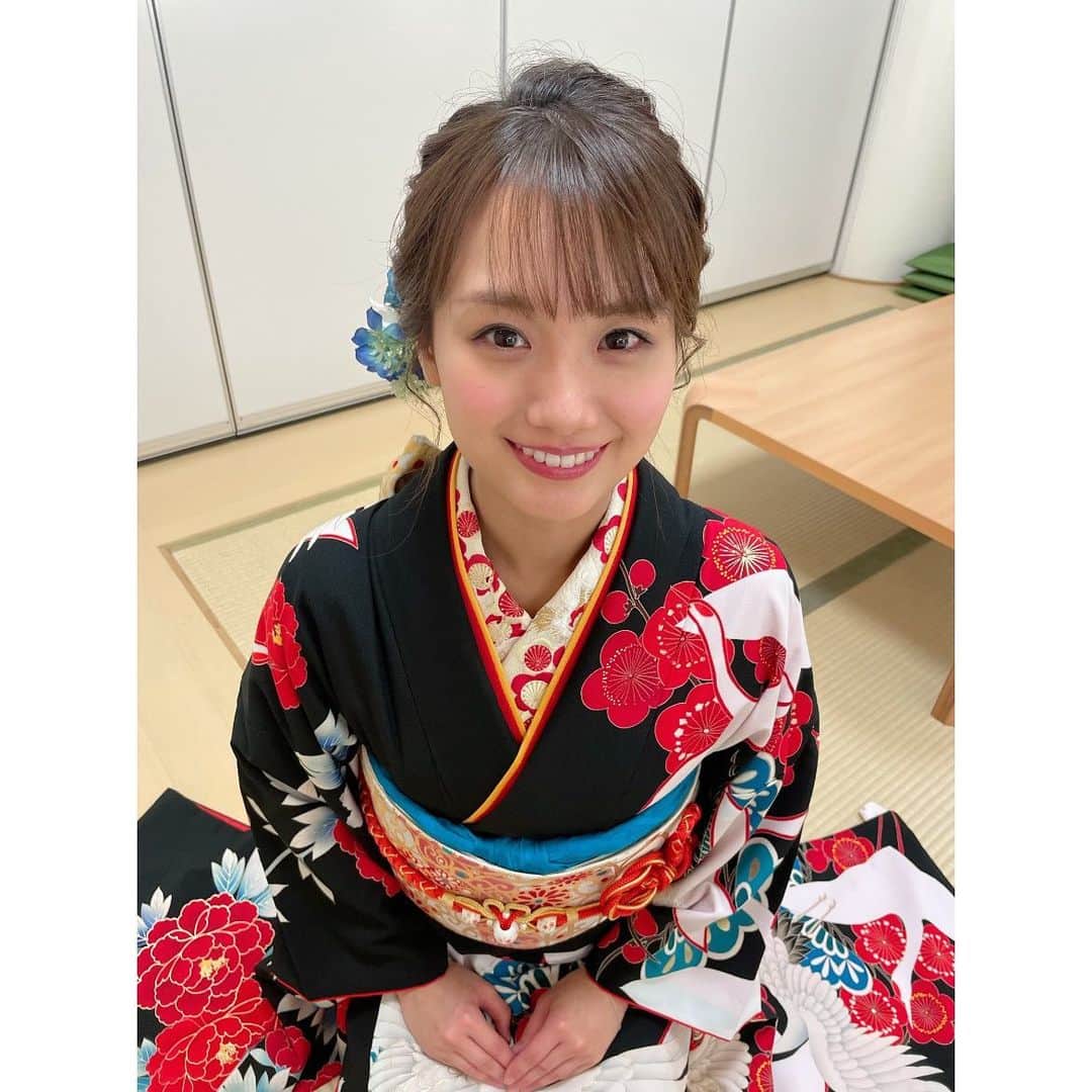 のインスタグラム：「『今夜はナゾトレ 川柳2時間SP』今夜19時〜 少しだけお手伝いさせていただいております。  成人式は白地の振袖で、これまで淡い色のものしか着たことがなかったので、黒は新鮮でした😋✌️  後ろに脱ぎ散らかしたお洋服が、、笑  #今夜はナゾトレ #振袖」