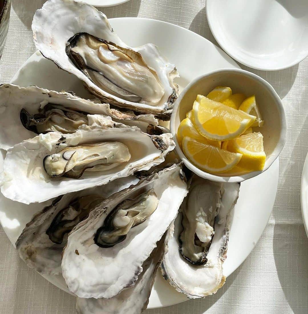 loin.officialさんのインスタグラム写真 - (loin.officialInstagram)「牡蠣初め🦪✨✨✨  呑み食べっぱなしの三ヶ日 お正月はやっぱり賑々しくがいいですね。 年の瀬にも愛して止まない @oyster_vinoble さんで牡蠣を食べ… 1週間経ってないけど牡蠣初め🦪  美味しい牡蠣はもう15年来お世話になっているヘアメイクの　　@kotekotuche さんの故郷、北海道から。 蒸して🍋をキュッとね‼︎ ご馳走さまでした🙏　  10年前は牡蠣が食べられなかったのは なぜだろう⁈  明けましておめでとうございます！ 皆さま今年もよろしくお願い致します🤲」1月4日 16時54分 - loin.official