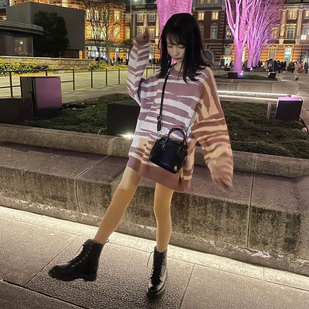 新潮社「ニコラ」さんのインスタグラム写真 - (新潮社「ニコラ」Instagram)「東京駅のイルミネーション🎄✨  大きめのニットをミニワンピ風に着てみたよ~!! ちょいギャルな感じがとっても可愛いくてお気に入り〰️❕  𝐭𝐨𝐩𝐬･･･spiralgirl 𝐛𝐨𝐭𝐭𝐨𝐦･･･spiralgirl 𝐬𝐡𝐨𝐞𝐬･･･GU 𝐛𝐚𝐠･･･GU  #川原美杏 #ミアン #ニコモSNAP #ニコモ #ニコラ #nicola #中学生 #jc1 #今日のコーデ #きょコ #お洒落さんと繋がりたい」1月4日 16時49分 - nicola_snap