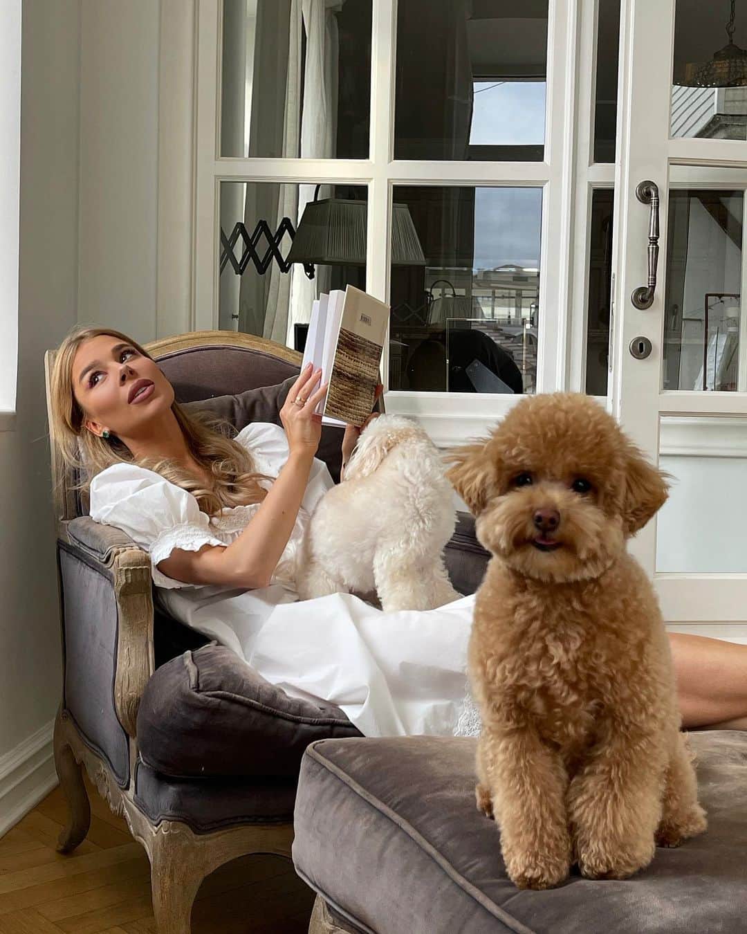 Anyuta Goldenのインスタグラム：「Поставила задачу в 2022 году : регулярное чтение книг . Посмотрим 🌝」