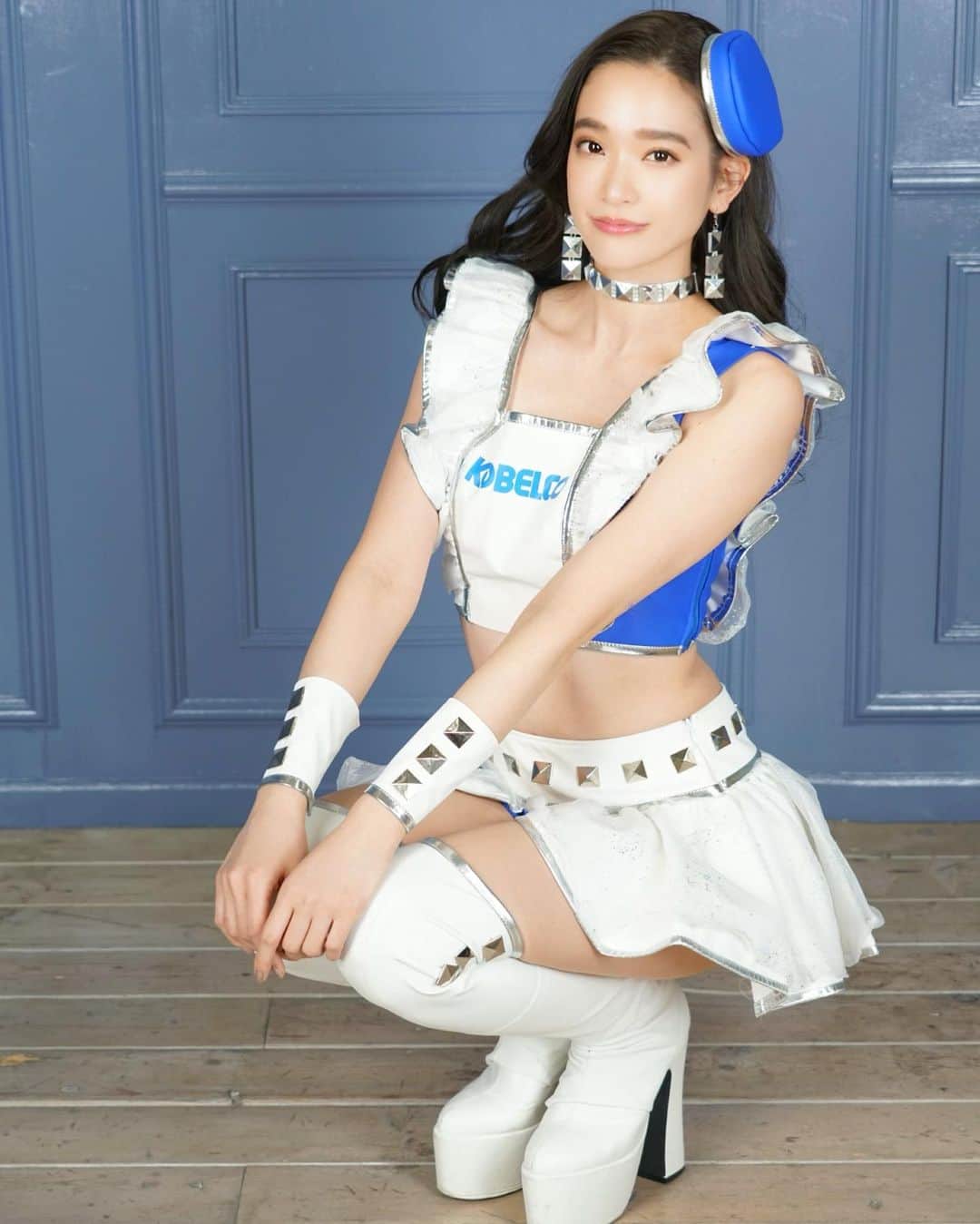 太田麻美のインスタグラム：「KOBELCO GIRLS 2020コスチューム💙🤍 皆様からの投票で 日本一のレースクイーンが決まる 【MediBang 日本レースクイーン大賞2021】の投票は明日迄です❤️‍🔥 3枚目のQコードから投票方法の詳細、投票ページに飛べます✨太田麻美のプロフィールのURLからも無料投票が出来ます！ 皆様からの清き1票お待ちしてます🙇‍♀️💙  #racequeen #rq #supergt #supertaikyu #gt500 #sard #kobelco #kobelcogirls #レースクイーン #スーパーgt #スーパー耐久 #サード #コベルコガールズ #日本レースクイーン大賞 #目指すはグランプリ」