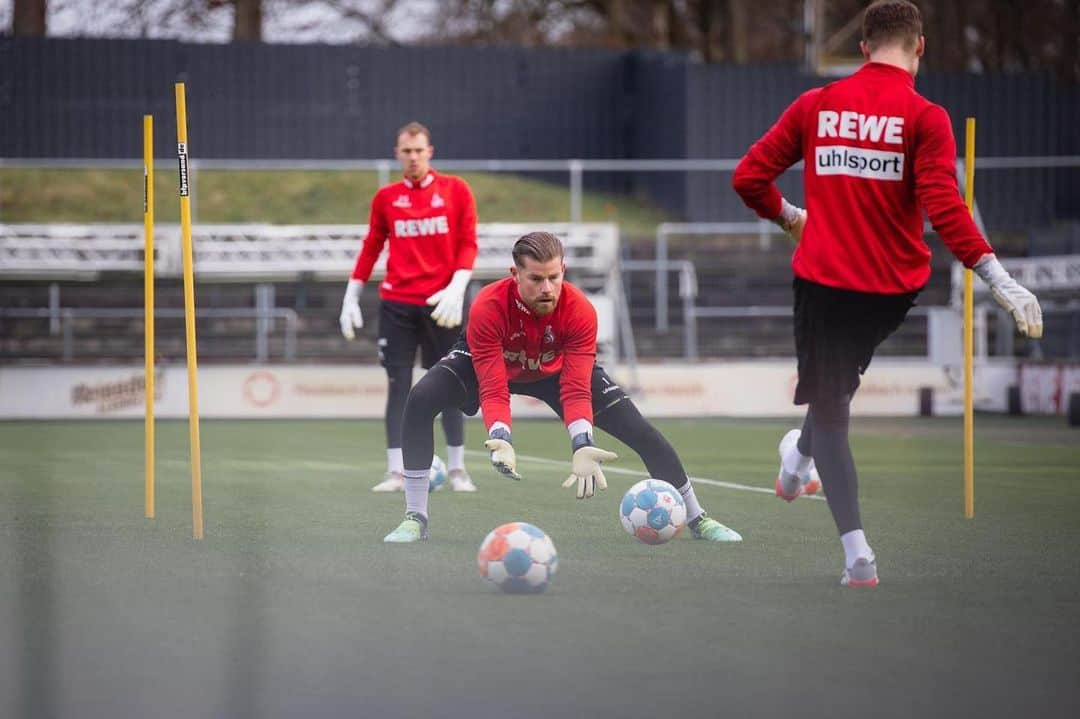 ティモ・ホルンのインスタグラム：「Schönes Gefühl endlich wieder auf dem Platz zu stehen! Gehen wir es an @fckoeln 💪🏼🔴⚪️」