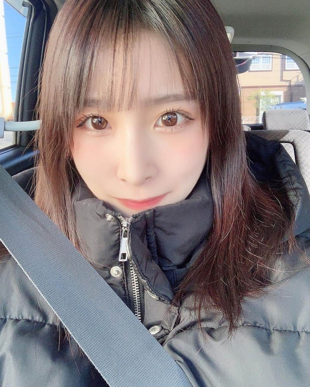 橋野彩葉さんのインスタグラム写真 - (橋野彩葉Instagram)「新年1発目の自撮り載せちゃう📸  そしてカラコン紹介もしちゃう🙃 これはねー届いた時は、ん？？これ私の黒眼球に合うのか？？と思ったけど付けてみたら全然馴染んでくれてシンプルなカラコン好きな私にはピッタリなカラコンでした✧‧˚  商品名:cherry choco/1407 DIA:14.3mm 使用期間:1年  クーポンコード:INSTA2021 を購入時に入力すると10%offになります⋆⸜ ⚘ ⸝⋆   #queenlens  #クイーンレンズ  #カラコン  #韓国カラコン  #cherrychoco」1月4日 17時14分 - iroha_0521_