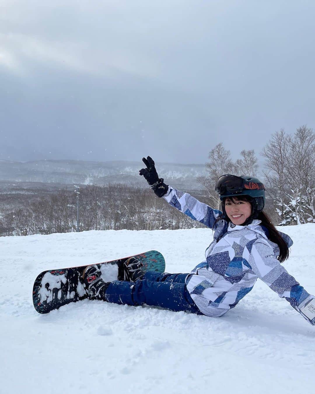 わちみなみさんのインスタグラム写真 - (わちみなみInstagram)「人生で2回目のスノボ🏂 リフトではドキドキ  初めてのときは大学の子たちと行ったんだけどみんな雪慣れしてて、めちゃ涙目で頑張ってついて行った記憶が😂  修学旅行では初めてスキーしたんだあ。 福岡の学校ではあんまり雪慣れしてる子がいなくて。。 でも、 せっかくだから！とインストラクターのおじいちゃんがいきなり上級者コース連れて行ってくれたのはいいものの、コース怖すぎて泣いたなあ😂  みんな木に激突したり、崖から落ちかけたり？！と波瀾万丈でめっちゃ面白かった。。  お父さんはスキーめちゃ上手いらしいから羨ましい〜。  いまだに雪で興奮します☃️ しんとするよね〜  #スノボ めっちゃレンタルウェアです☃️」1月4日 17時38分 - wacchime