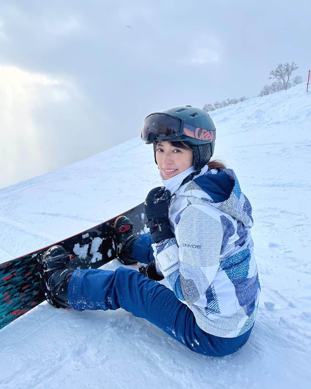 わちみなみのインスタグラム：「人生で2回目のスノボ🏂 リフトではドキドキ  初めてのときは大学の子たちと行ったんだけどみんな雪慣れしてて、めちゃ涙目で頑張ってついて行った記憶が😂  修学旅行では初めてスキーしたんだあ。 福岡の学校ではあんまり雪慣れしてる子がいなくて。。 でも、 せっかくだから！とインストラクターのおじいちゃんがいきなり上級者コース連れて行ってくれたのはいいものの、コース怖すぎて泣いたなあ😂  みんな木に激突したり、崖から落ちかけたり？！と波瀾万丈でめっちゃ面白かった。。  お父さんはスキーめちゃ上手いらしいから羨ましい〜。  いまだに雪で興奮します☃️ しんとするよね〜  #スノボ めっちゃレンタルウェアです☃️」