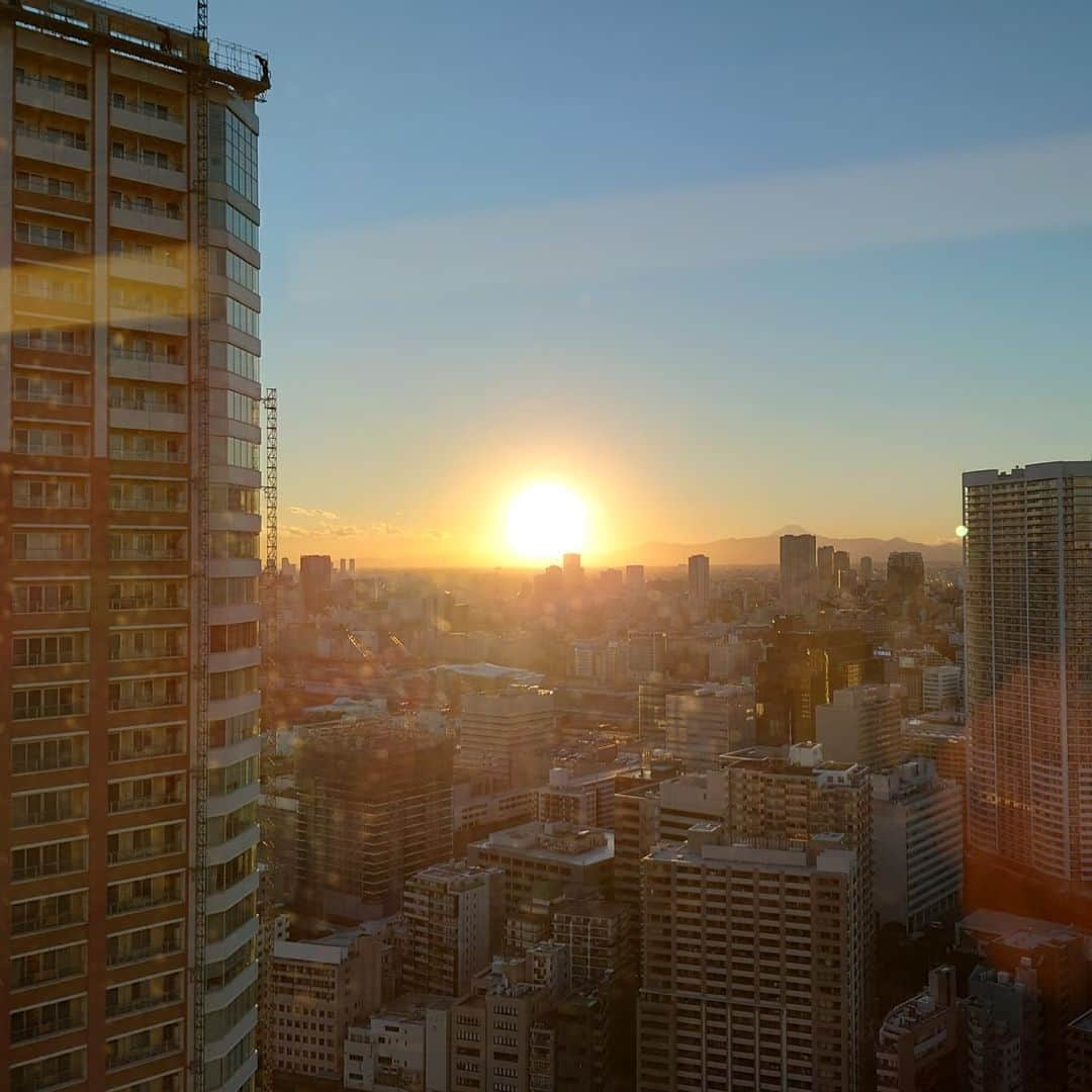 五十嵐一誠さんのインスタグラム写真 - (五十嵐一誠Instagram)「１月４日の夕陽が 他の日と比べて 以上に大きい まるで太陽のフレア爆発を 起こしてるような  何かが起こる前兆のような 気がして不気味  #太陽#フレア#夕陽#地震#噴火 #南海トラフ#気候変動」1月4日 17時34分 - superdentist5