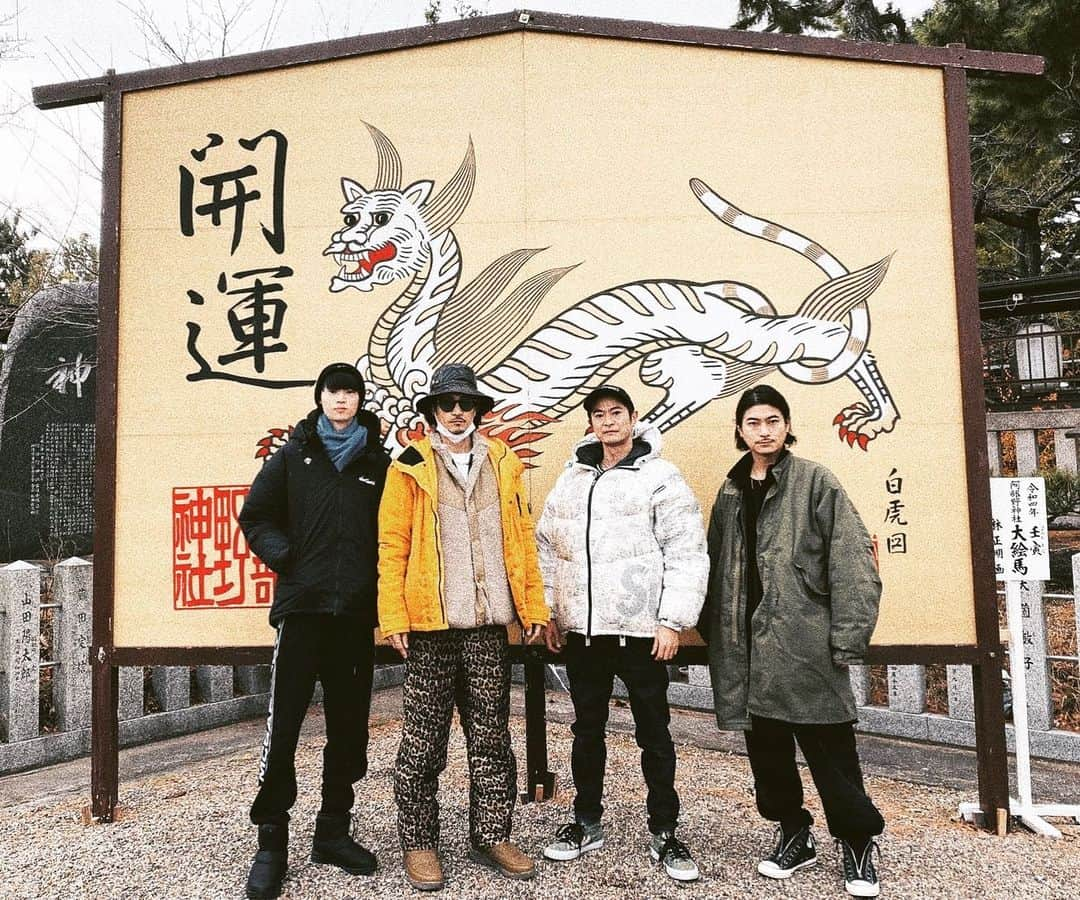 窪塚俊介さんのインスタグラム写真 - (窪塚俊介Instagram)「明けましておめでとうございます🐅  継続してゆくこと、心新たに臨むこと、初めてのこと、その全てを楽しんで一日一日を大切に進もうと思いますm(__)m  みんなにとっても笑顔の多い一年となりますよう祈 本年もどうぞよろしくお願いします！  家族でたっぷりと最高の年末年始を迎えられたことに感謝🙏 お腹に次男入ってますw」1月4日 17時57分 - shunsuke_kubozuka