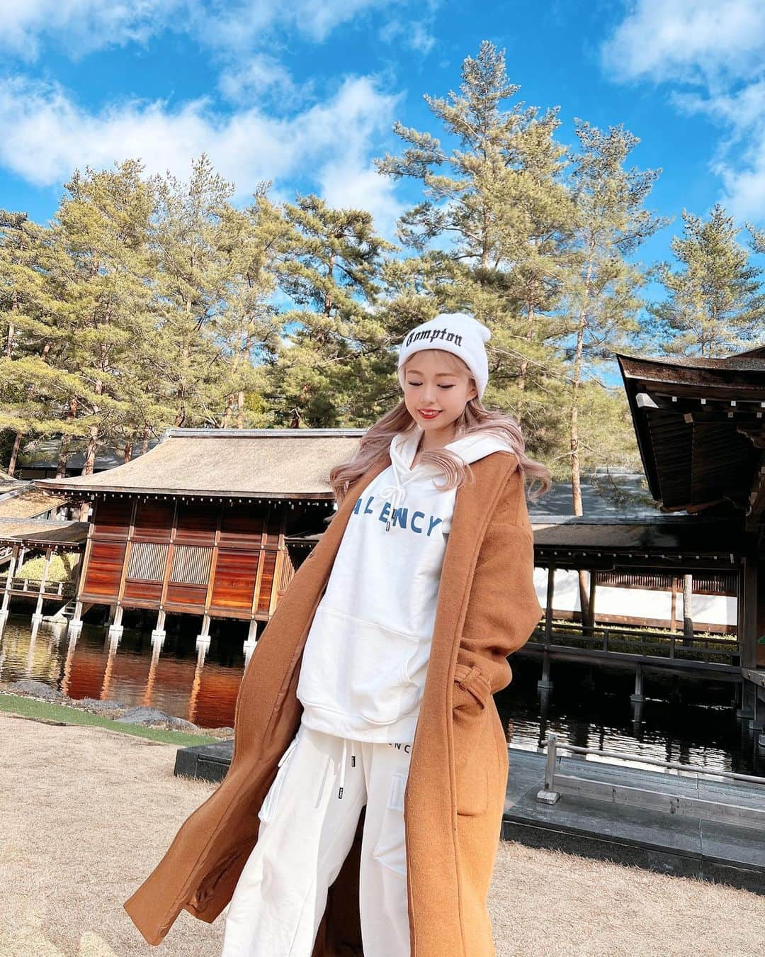 雨宮由乙花さんのインスタグラム写真 - (雨宮由乙花Instagram)「身曾岐神社にお参り🎶 今年5個くらいお参りした😂⛩  今日は ぴとちゃんのブランドの @alency_official の新年特別カラーのセットアップきた❤️🤍💙 発売してるので皆さんも是非っ🥰  明日から東京に戻って お仕事はじまるる✌🏻✌🏻 お正月明けのダイエットも頑張るぞ〜‼️🌈」1月4日 17時57分 - _pinkbunnygirl_