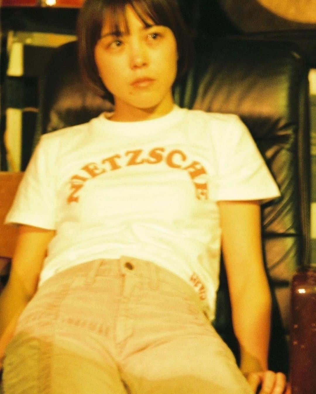 佐野光来さんのインスタグラム写真 - (佐野光来Instagram)「大好きな、踊ってばかりの国の新曲「ニーチェ」のTシャツを着させてもらいました！ ニーチェtee！ サイズ140から展開がありピチピチでも着られます、かわいい。明日1/5、スタジオコーストのライブ会場で販売されるそうです〜！ 他のグッズもめちゃかっこよくて、テンション上がります！  そしてニーチェですが、こちらも明日から聴けるみたいです。 年末の下津さんの弾き語りライブにて、一足先に聞くことができたのですが、ほんとうに大好きな曲になりました。 胸が潰れるかと思った。バンドの音で聞くのも楽しみです。  みなさまもぜひ聞いてみてください！」1月4日 18時31分 - sanomiku_official