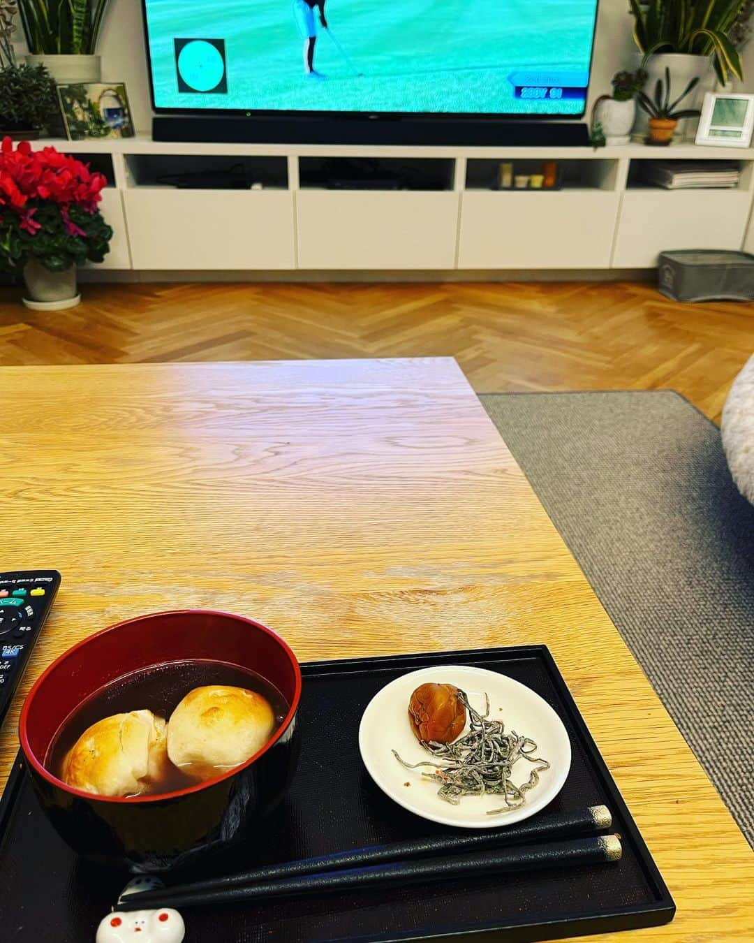 金村義明さんのインスタグラム写真 - (金村義明Instagram)「いせやの焼き鳥&やきとんで早い晩酌スタート！ 奥さんご機嫌で帰ってきて、 豚キムチチゲやめて、 京都焼肉　听のテールスープに 新大久保ソウル市場のキムチの汁だけ入れての赤いおじや！ 今のところ日本１の赤いおじや 丹波篠山栗山米穀店からのお餅でぜんざい！これまた抜群！ 今夜も 早よ寝よ！」1月4日 18時33分 - yoshiaki_kanemura