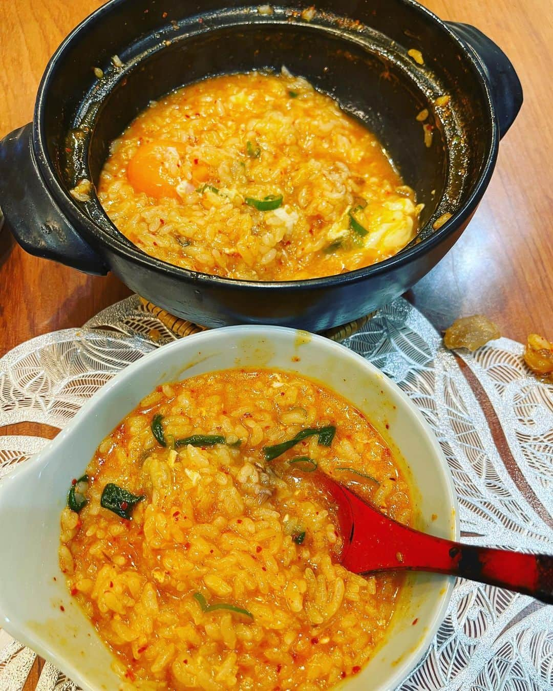 金村義明さんのインスタグラム写真 - (金村義明Instagram)「いせやの焼き鳥&やきとんで早い晩酌スタート！ 奥さんご機嫌で帰ってきて、 豚キムチチゲやめて、 京都焼肉　听のテールスープに 新大久保ソウル市場のキムチの汁だけ入れての赤いおじや！ 今のところ日本１の赤いおじや 丹波篠山栗山米穀店からのお餅でぜんざい！これまた抜群！ 今夜も 早よ寝よ！」1月4日 18時33分 - yoshiaki_kanemura