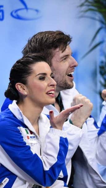 ヴァレンティーナ・マルケイのインスタグラム：「GENNAIO 2014 Ondrej ed io pattinavamo insieme da 5 mesi e questo è stato il nostro primo Campionato Europeo insieme.  Questo programma è uno dei miei preferiti perché mi ricorda che, quell'anno, non avevamo alcuna aspettativa, ci stavamo godendo ogni singolo passo, non avevamo minimamente in programma di inseguire un sogno Olimpico.   Ci stavamo adattando ad una NUOVA REALTA', a nuove sensazioni, senza fretta con il solo piacere di scoprire la strada da percorrere.  Mi piace tornare indietro e ricordare da dove sono partita e quanto sia stato difficile adattarsi, ma allo stesso tempo quanto mi sia  piaciuto il processo.  Il CAMBIAMENTO richiede spesso un salto nel vuoto e porta con se un sacco di timori.  Tra tutti quello di non sentirsi all’altezza.  Nel 2014 tecnicamente non eravamo forti, eppure ci sentivamo i più forti. Avevamo “fame” di imparare, scoprire, sorprenderci, conquistare. Consapevoli dei nostri limiti, ma padroni del nostro destino. Seppur intorno in pochi ci credevano siamo andati avanti con paraocchi e paraorecchie e 4 anni dopo eravamo tra i migliori al mondo.   Il mio ex allenatore un giorno mi ha detto: “Jump and see where you land, you'll be growing your wings while u "fall"! “  Quanto è vero, Dmitri. Quanto è vero.  Il mio 2021 in tanti aspetti mi ricorda il 2014.  Ora che ho capito la strada, Il 2022, me lo mangio!😋  Tutto✨💙  Ps. Sono un po’ in ritardo con gli auguri, ma avevo bisogno di ricaricare le🔋🔋😘」