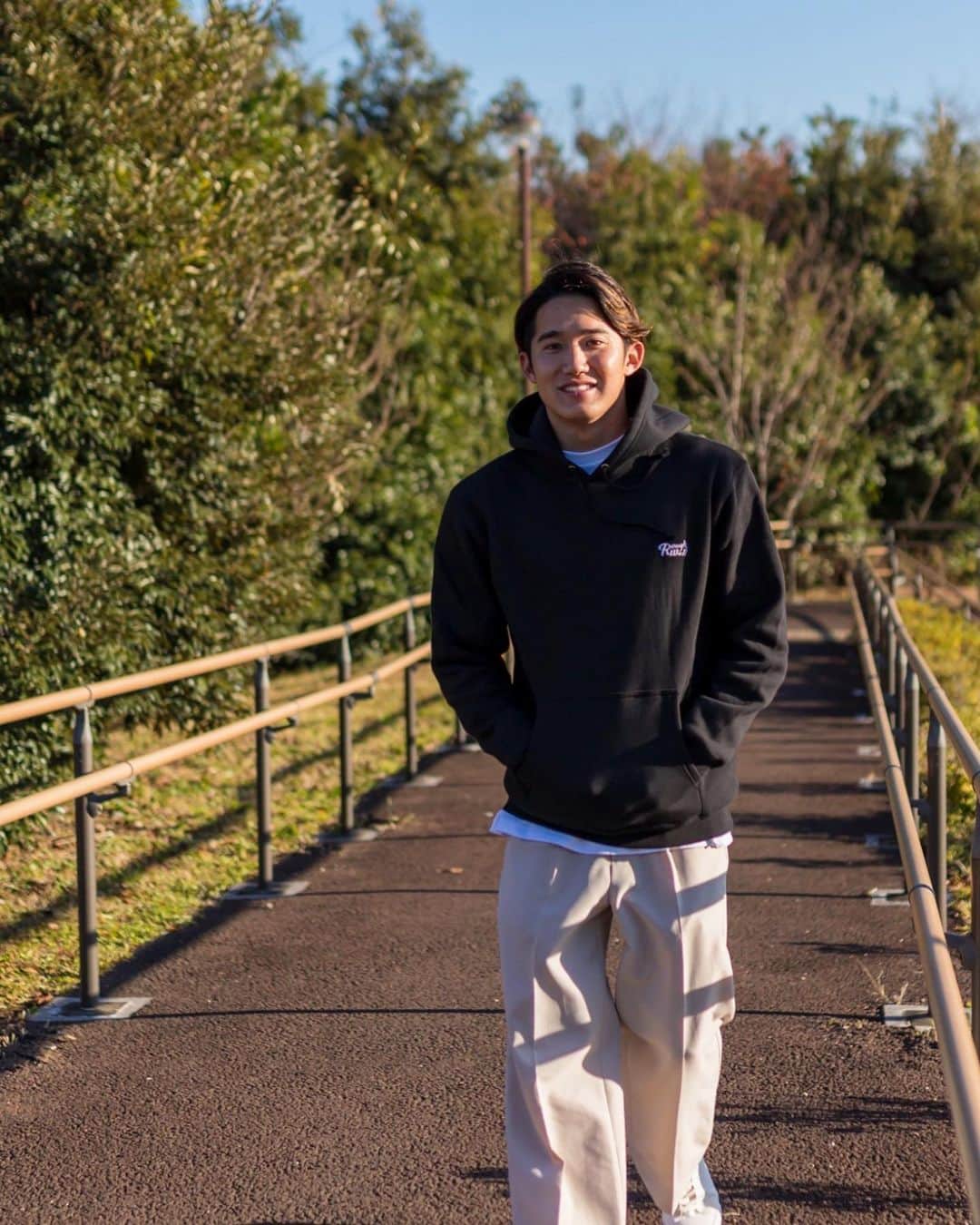 荒井陸のインスタグラム：「☑︎ @roughwell_wear 💚 昼間は暖かいですね!!  お世話になってた恩師も買ってくれたり 大好きな先輩も爆買いしてくれたり 可愛い後輩たちもわざわざ連絡くれたり 身近な人にも届いて嬉しい  友達とかは、いつでも連絡してね😊  #あつ私服」
